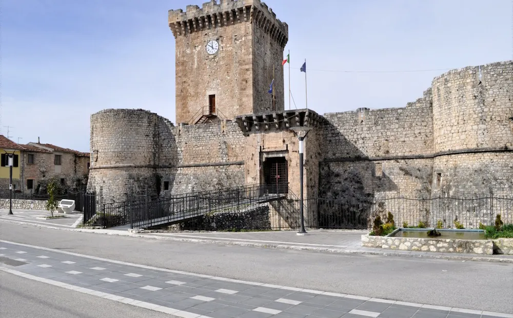 Photo showing: Castello di Ortucchio