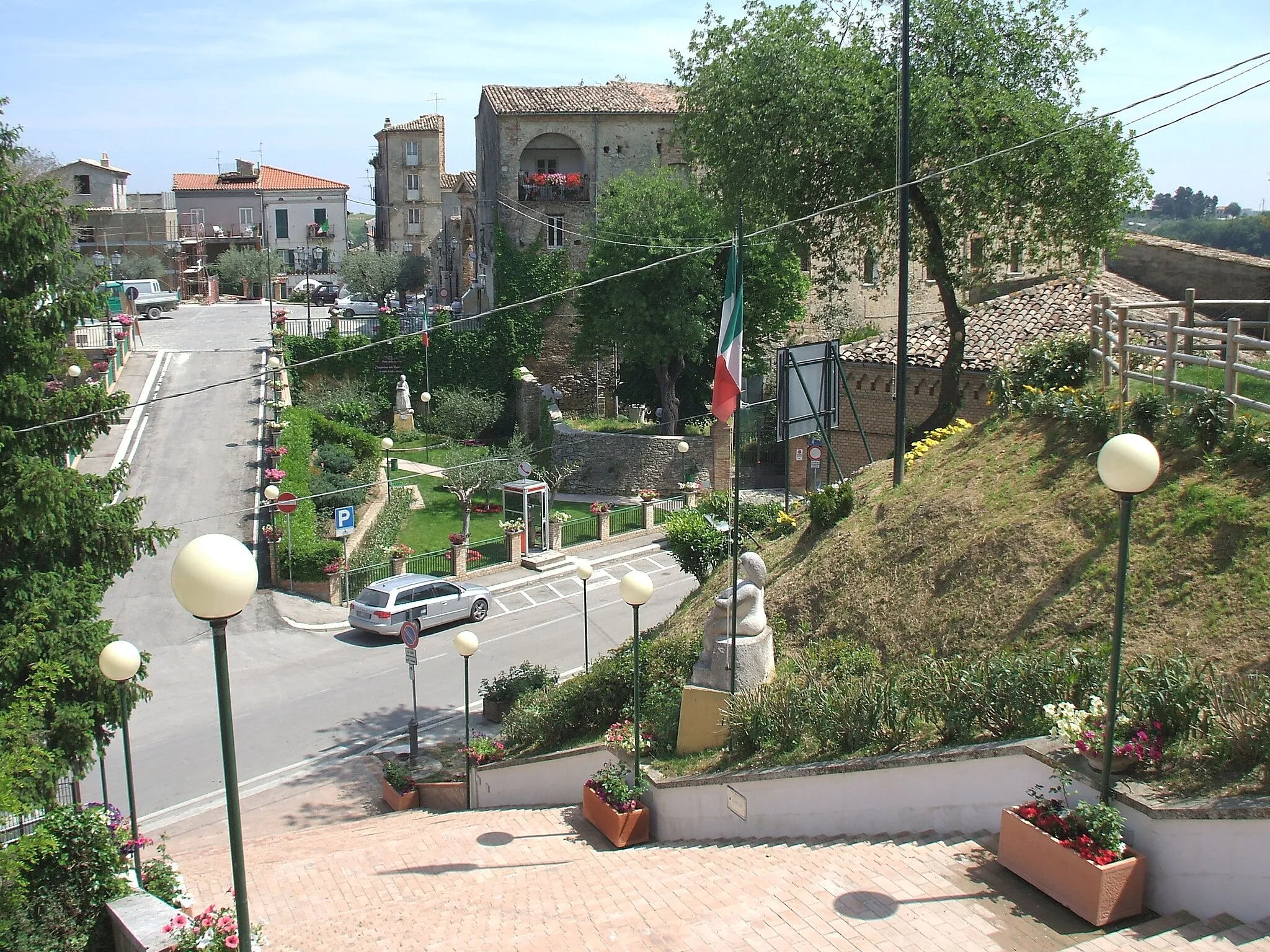 Photo showing: Veduta del paese di Ari (CH) fotografata dalla chiesa parrocchiale. Giardini pubblici e al centro piazza Bucciante.