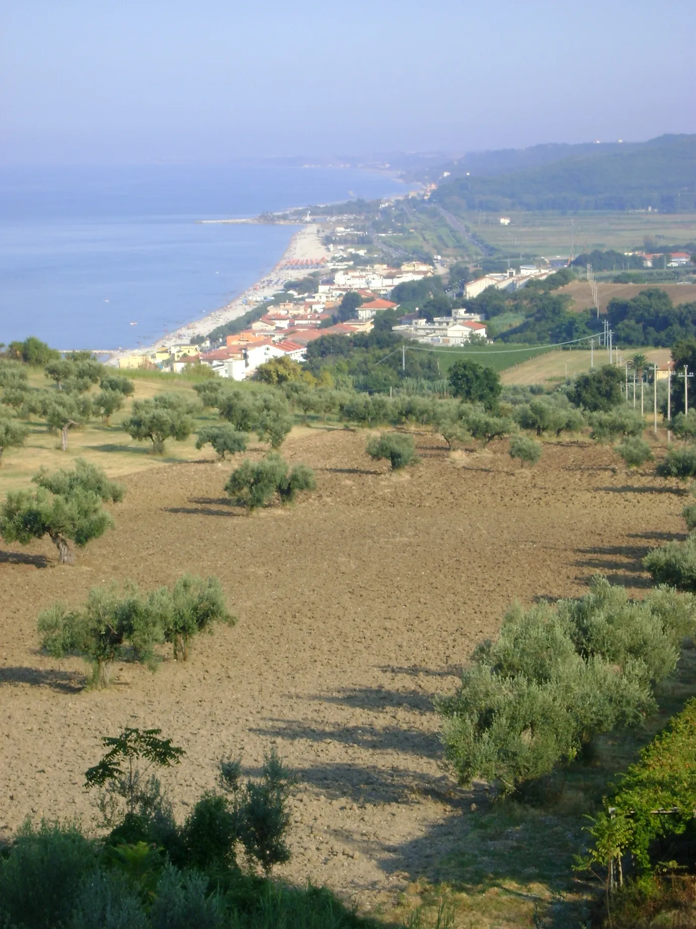 Photo showing: View of Fossacesia Marina from the abbey of San Giovanni in Venere