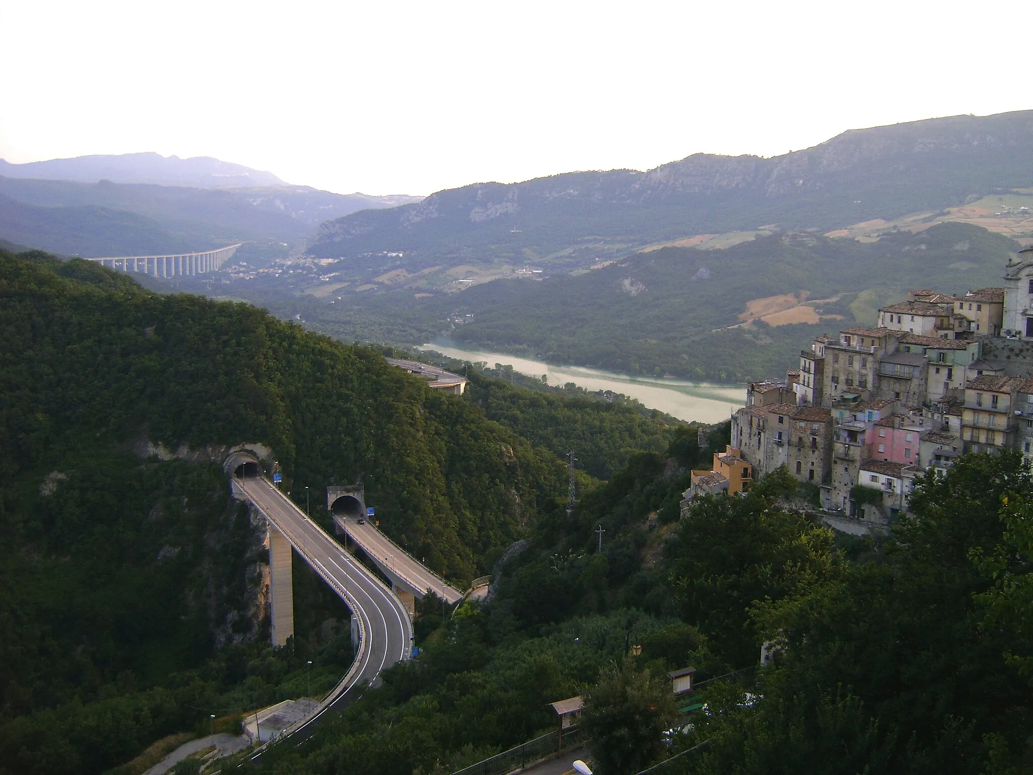 Photo showing: Veduta della Val di Sangro tra Colledimezzo e Villa Santa Maria, con il lago di Bomba e la SS 652.