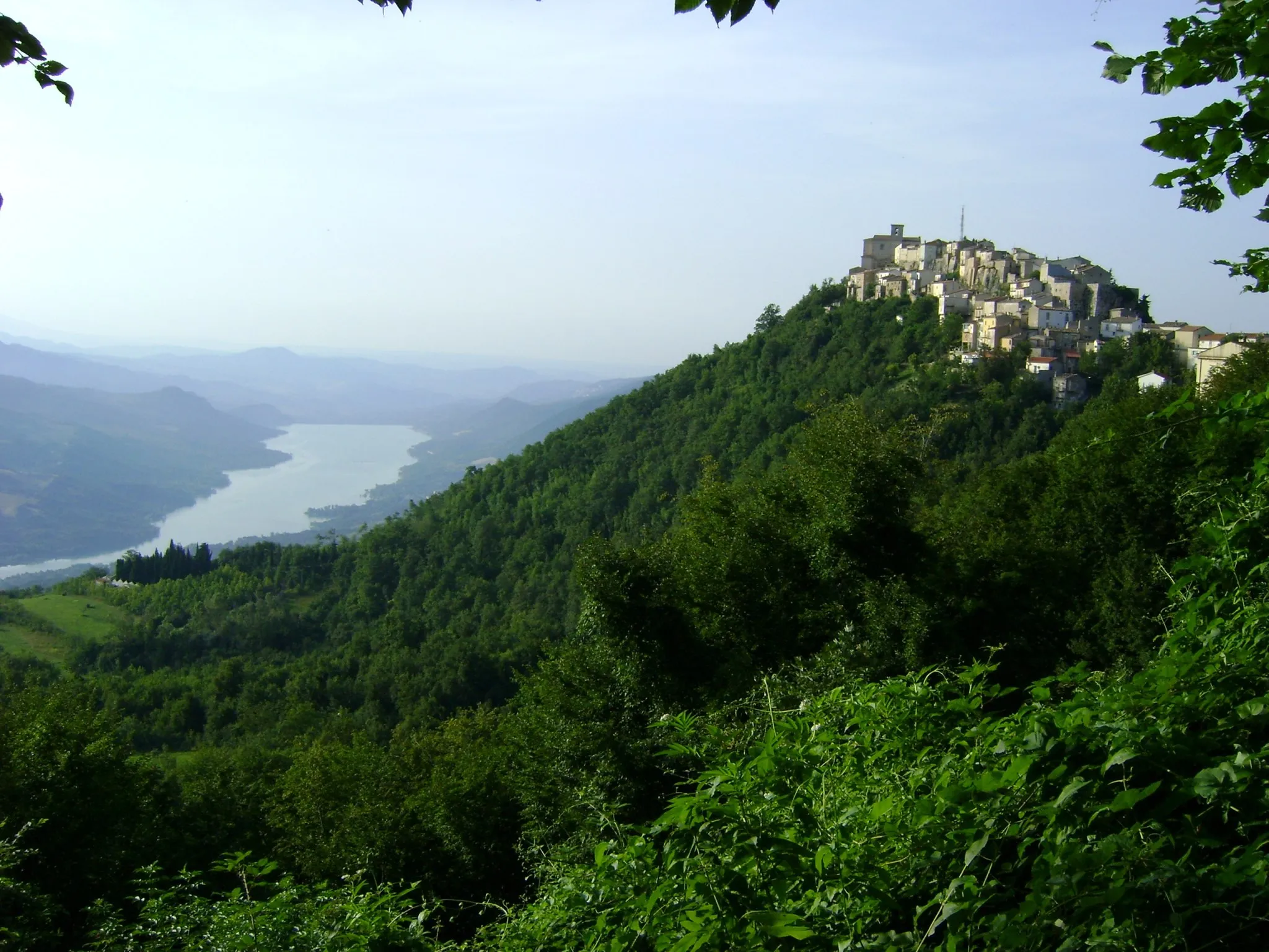 Photo showing: Monteferrante and the Bomba's lake, province of Chieti, Abruzzo, Italy
