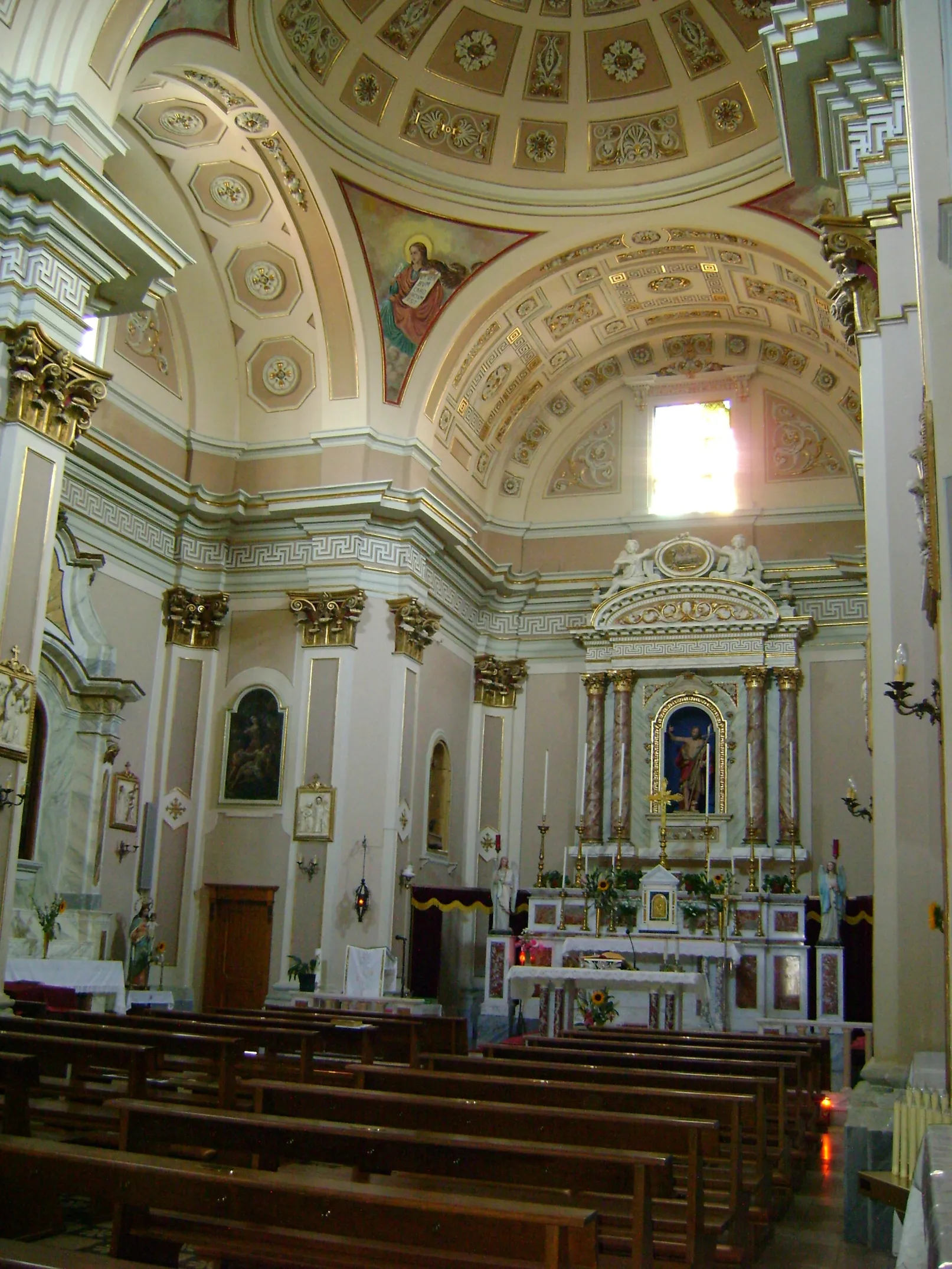 Photo showing: The interior of the church of St. John the Baptist Beheaded, Monteferrante, province of Chieti, Abruzzo