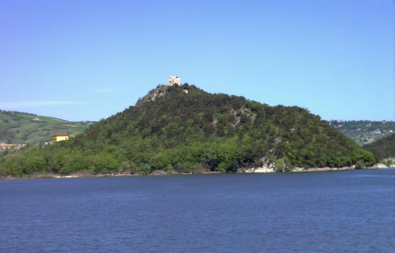 Photo showing: Il lago di Casoli e la Torretta