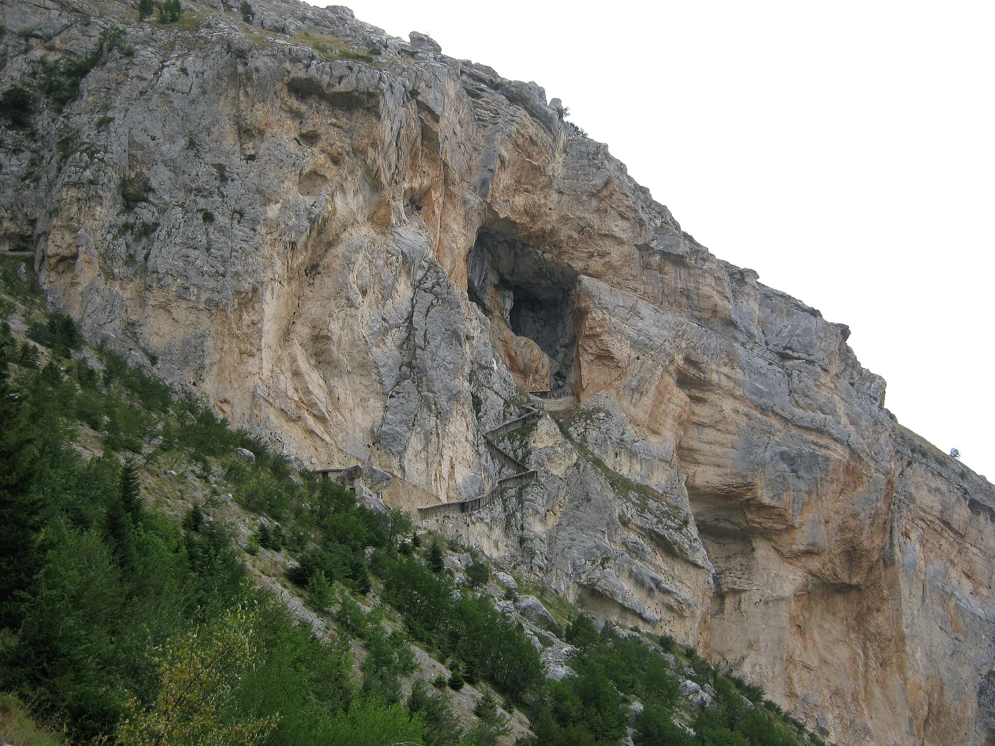 Photo showing: Ingresso Grotta del Cavallone, Abruzzo