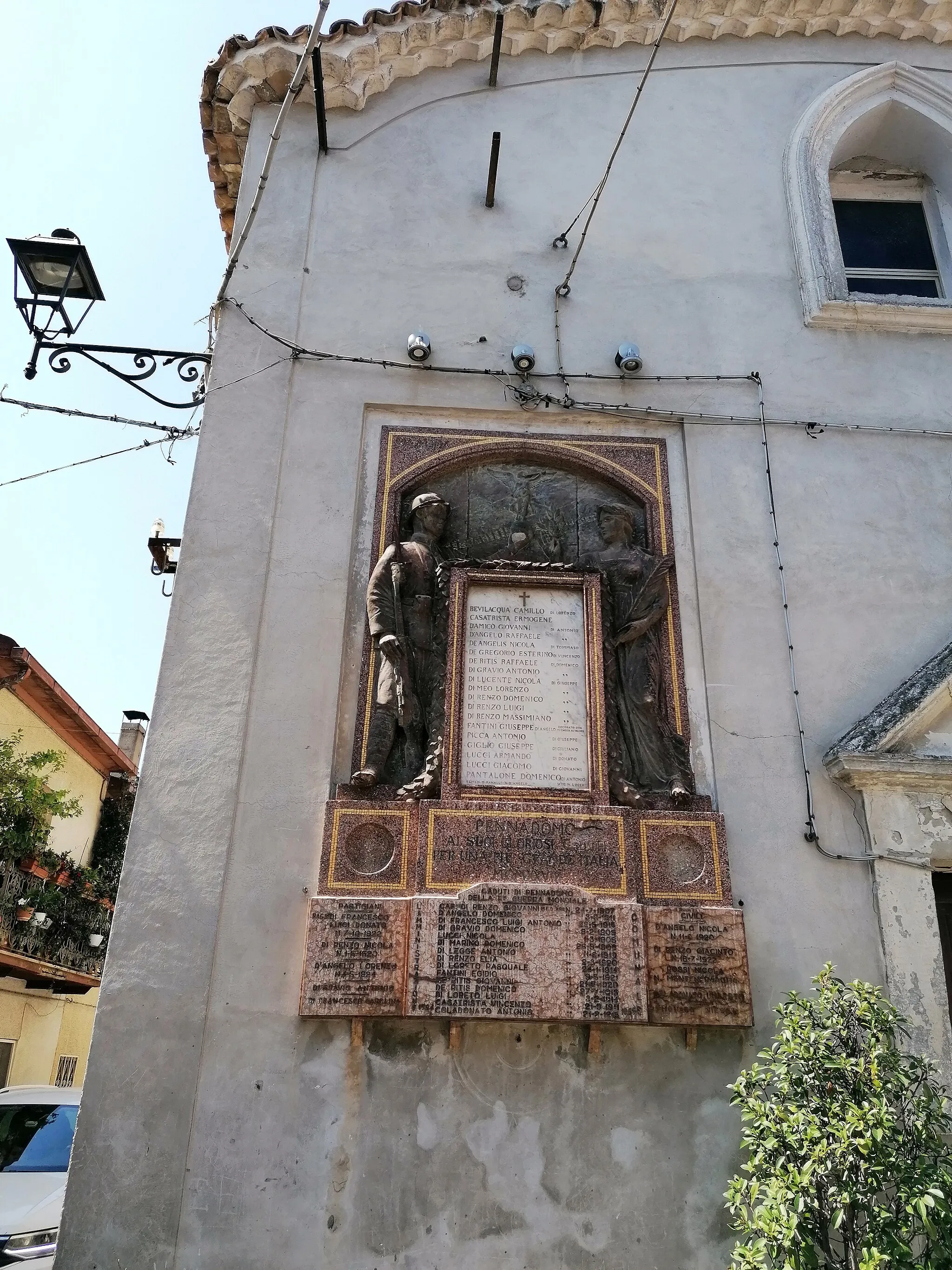 Photo showing: Particolare del momento ai cauti sulla facciata della chiesa di Sant'Antonio da Padova di Pennadomo