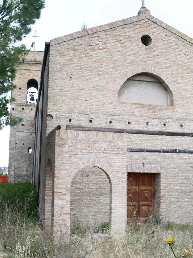 Photo showing: Il Santuario (XI secolo) - particolare sul campanile
Santa Maria Imbaro (CH), 3 giugno 2007.

Foto scattata da me.