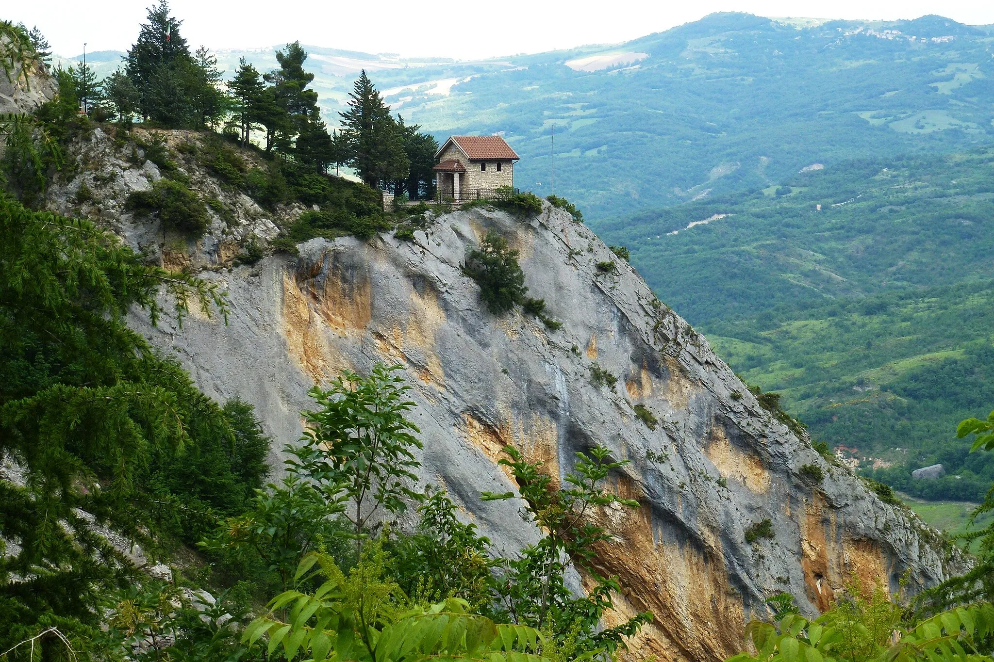 Photo showing: Chiesetta sulla roccia