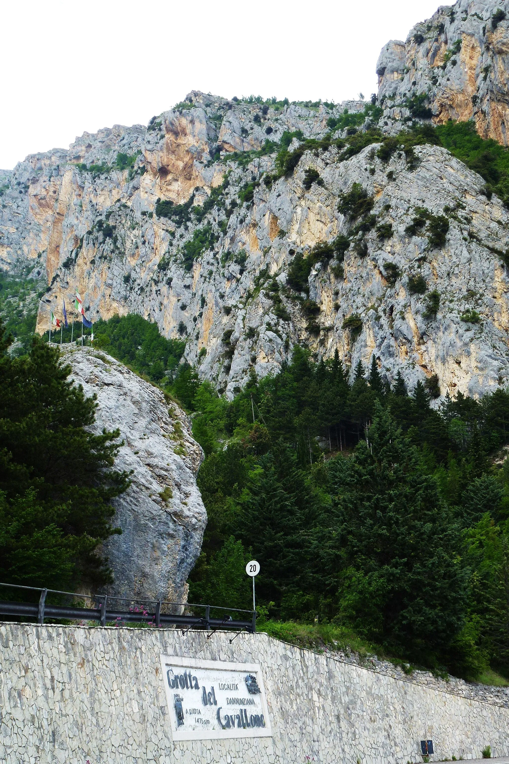 Photo showing: L'entrata delle grotte del Cavallone