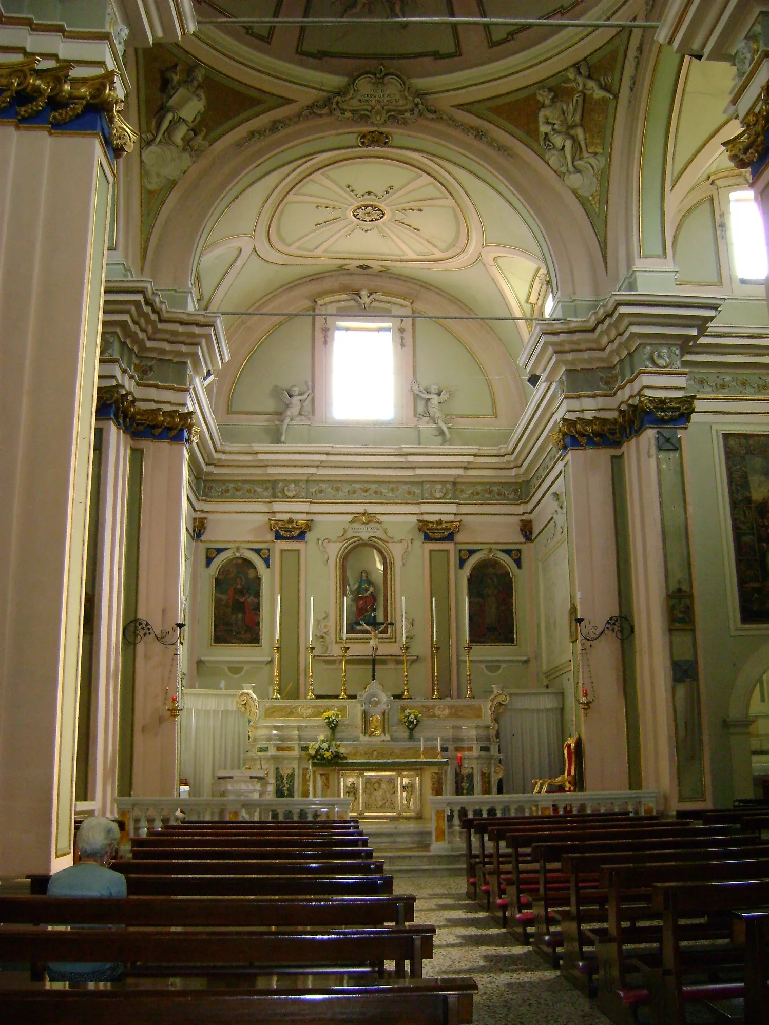 Photo showing: The interior of the church of Santa Vittoria, Tornareccio, province of Chieti, Abruzzo