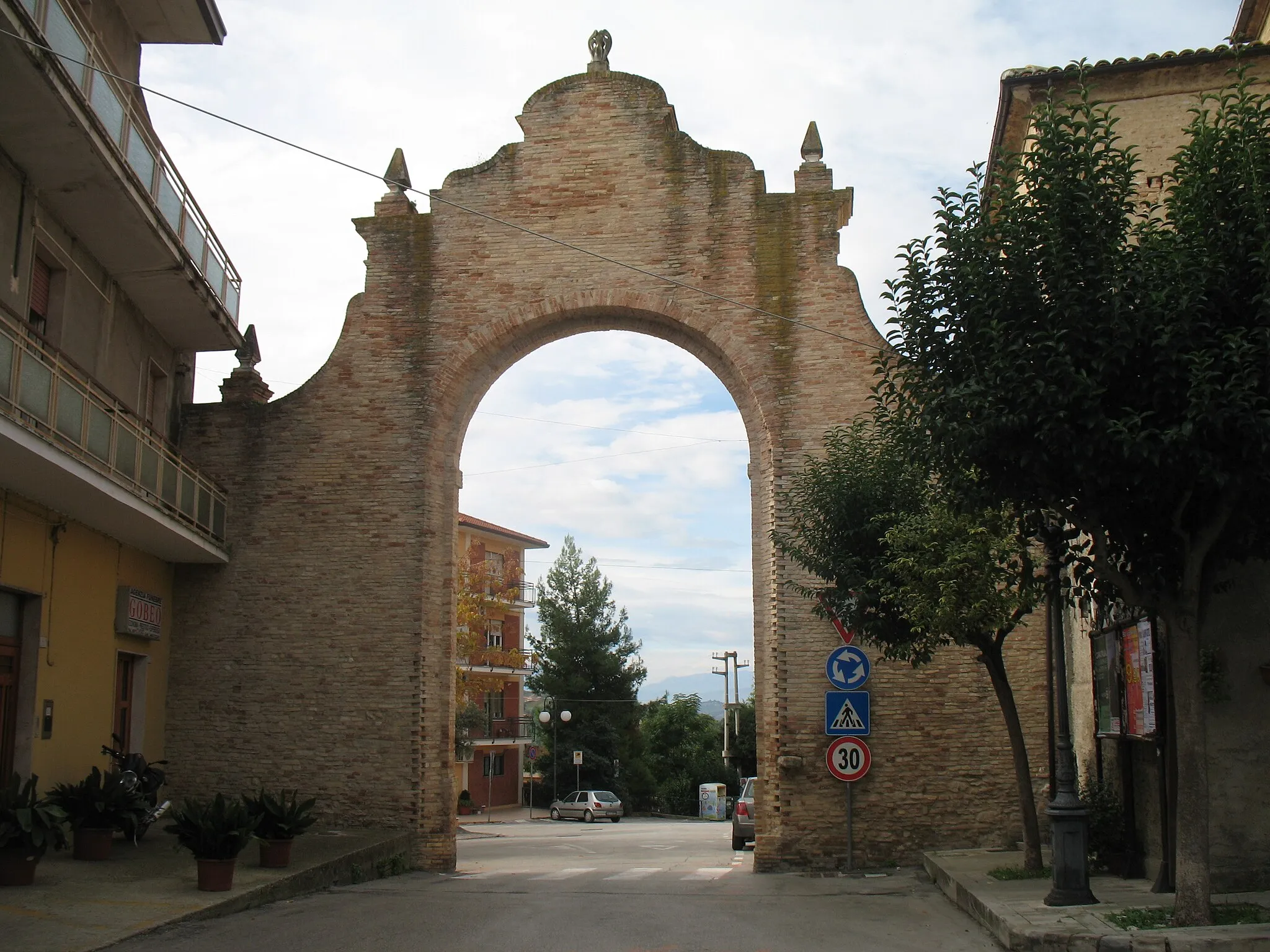 Photo showing: Questo rappresentava in passato uno degli unici due ingressi al centro di Villamagna, che nel Medioevo servivano a proteggere l’abitato dalle frequenti incursioni di Turchi e briganti.