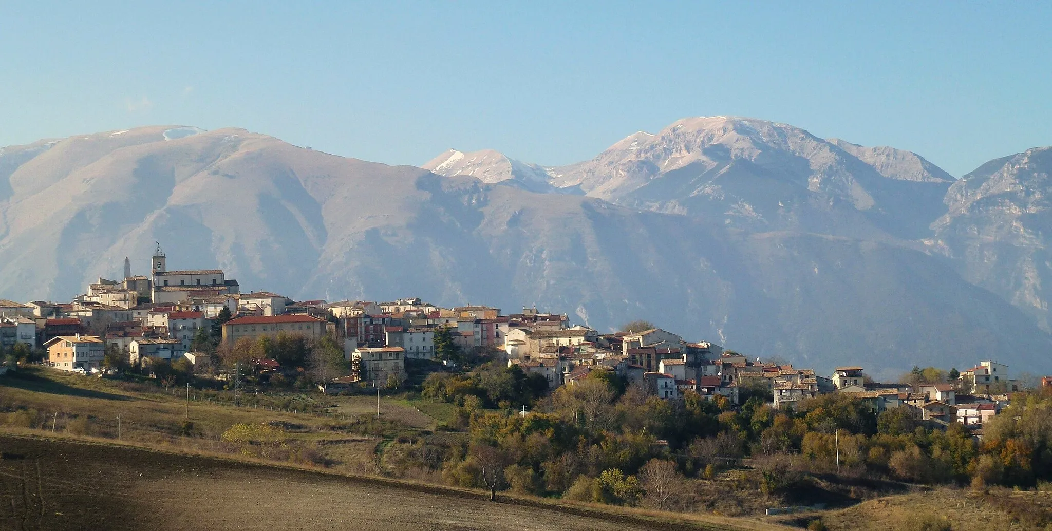 Photo showing: Torricella Peligna in autunno davanti alla Maiella