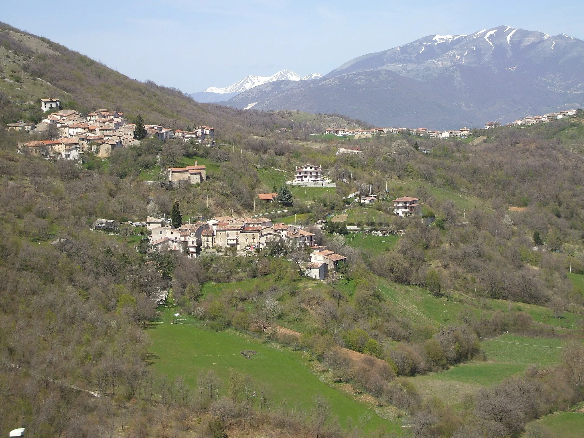 Photo showing: Panorama di Prata, Peschiolo e Santa Croce, frazioni di Lucoli