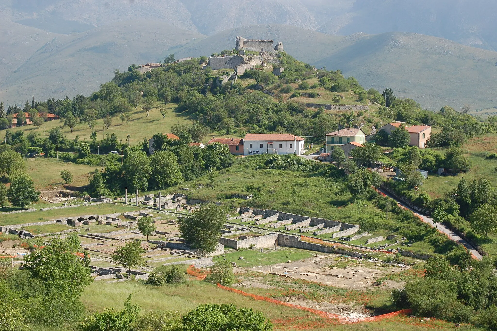Photo showing: Panoramic view of archaeological site of Alba Fucens, Abruzzo, Italy