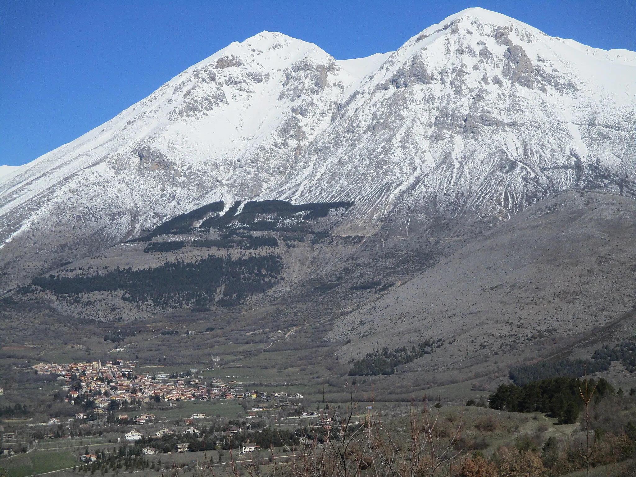Photo showing: Il paese Massa d'Albe e il monte Velino (sx) innevato