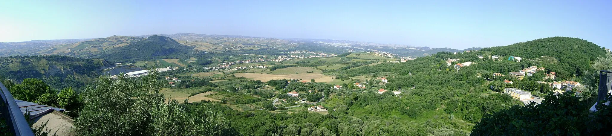 Photo showing: The valleys of the Aventino (foreground) and Sangro (in background right) seen from Altino, province of Chieti, Abruzzo