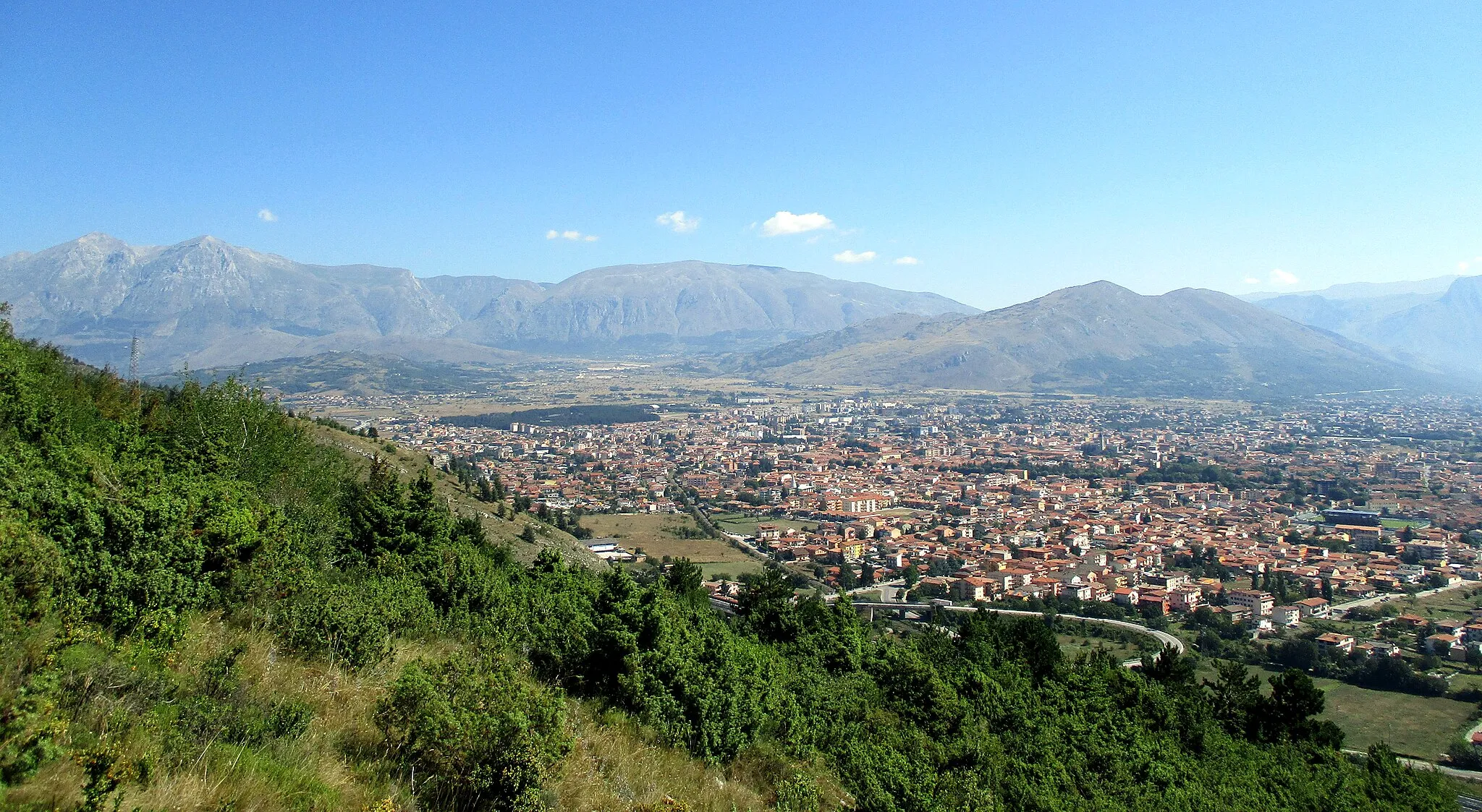 Photo showing: Panoramic view of Avezzano from mount Salviano, Abruzzo, Italy