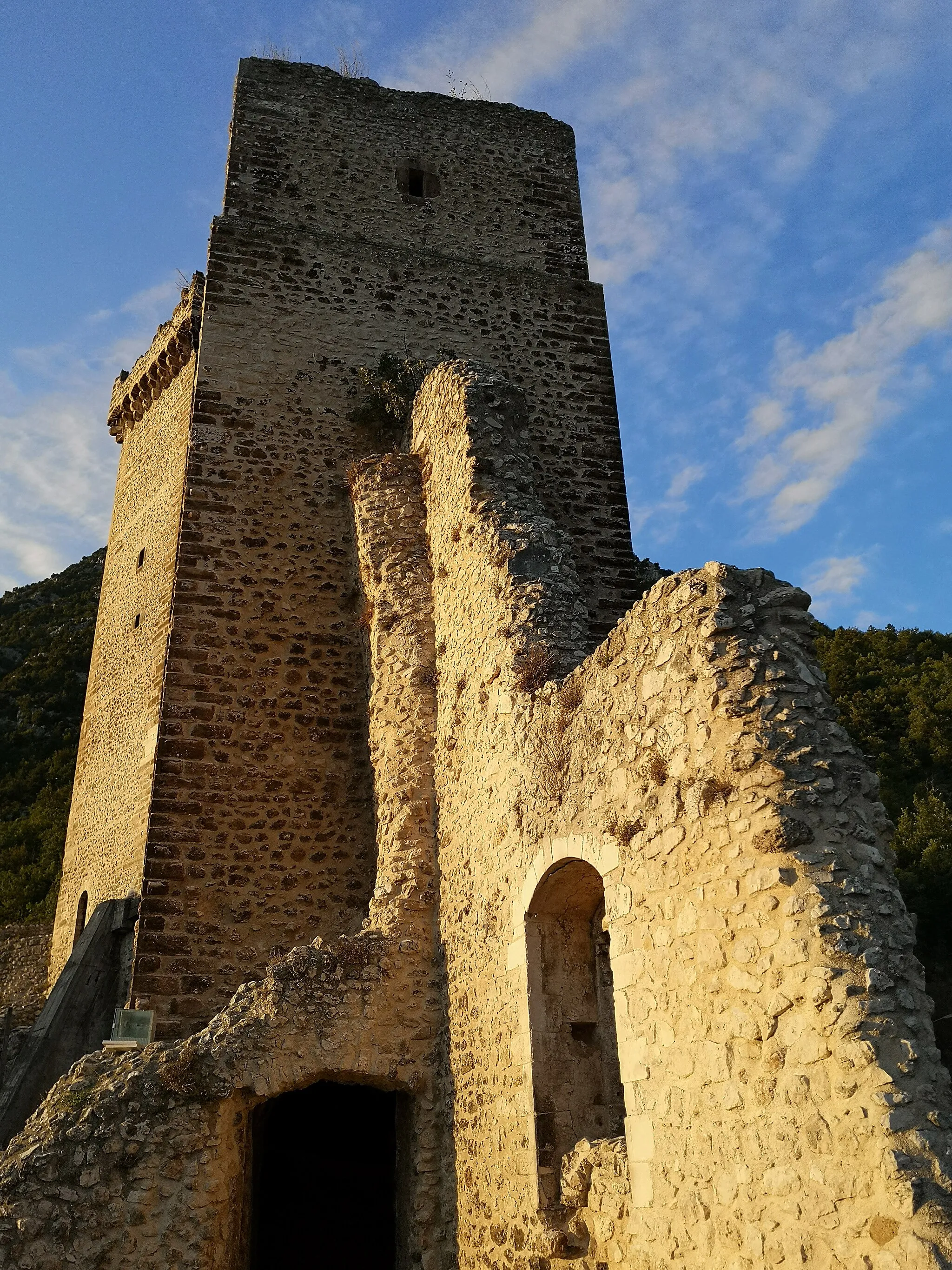 Photo showing: This is a tower from Castello Caldora of Pacentro, Abruzzo