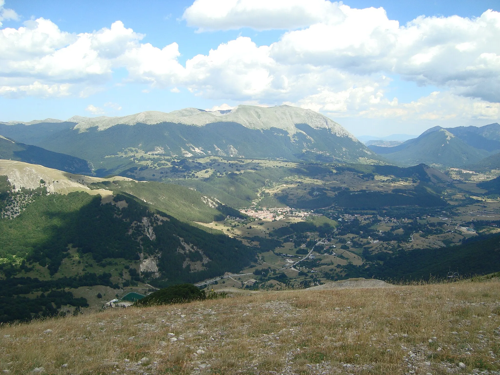 Photo showing: Pescasseroli from Monte delle Vitelle (1 845 m)
