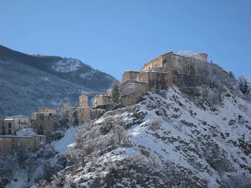 Photo showing: Villalago e la antica torre