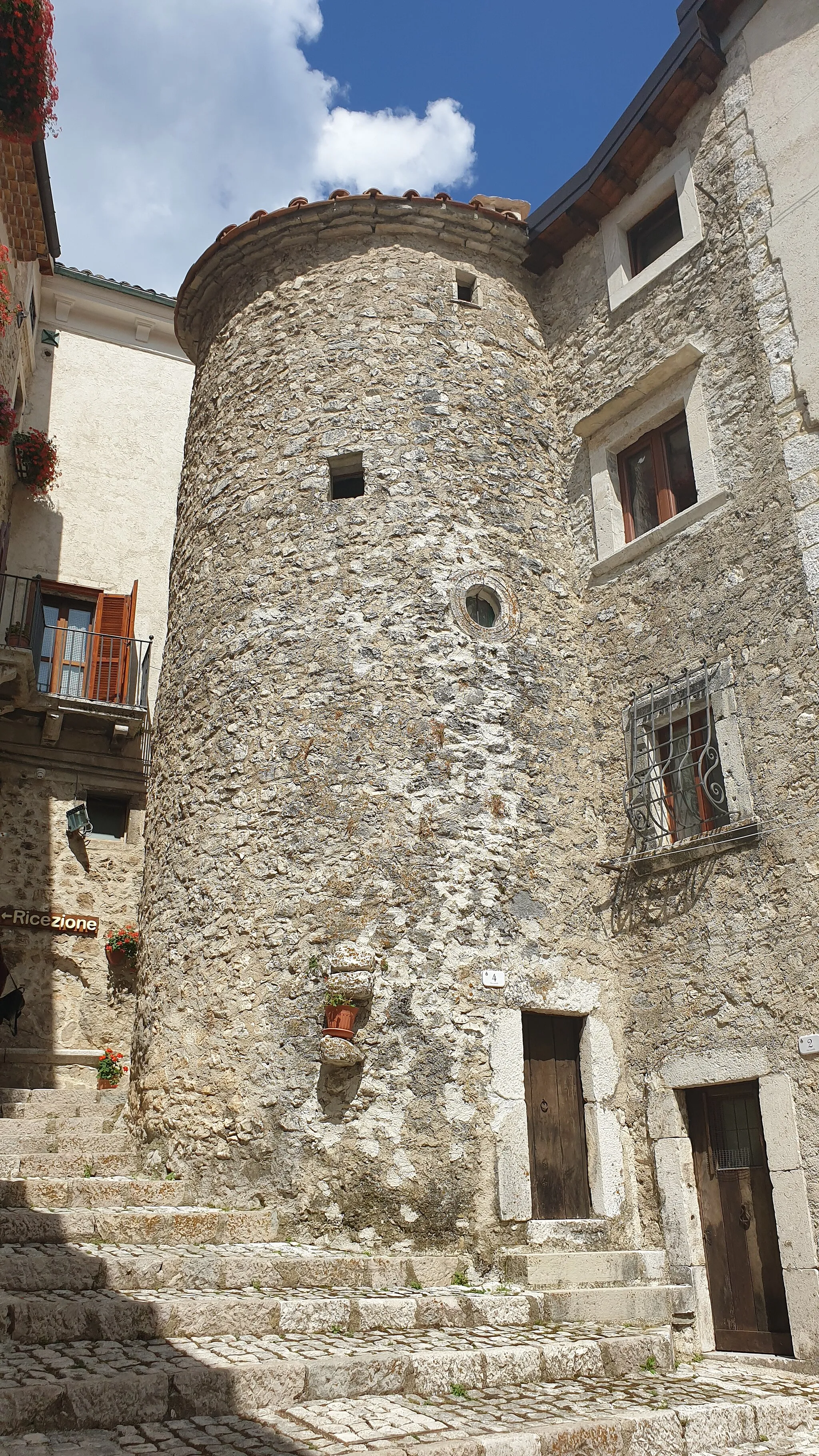 Photo showing: Civitella Alfedena - Torre cilindrica