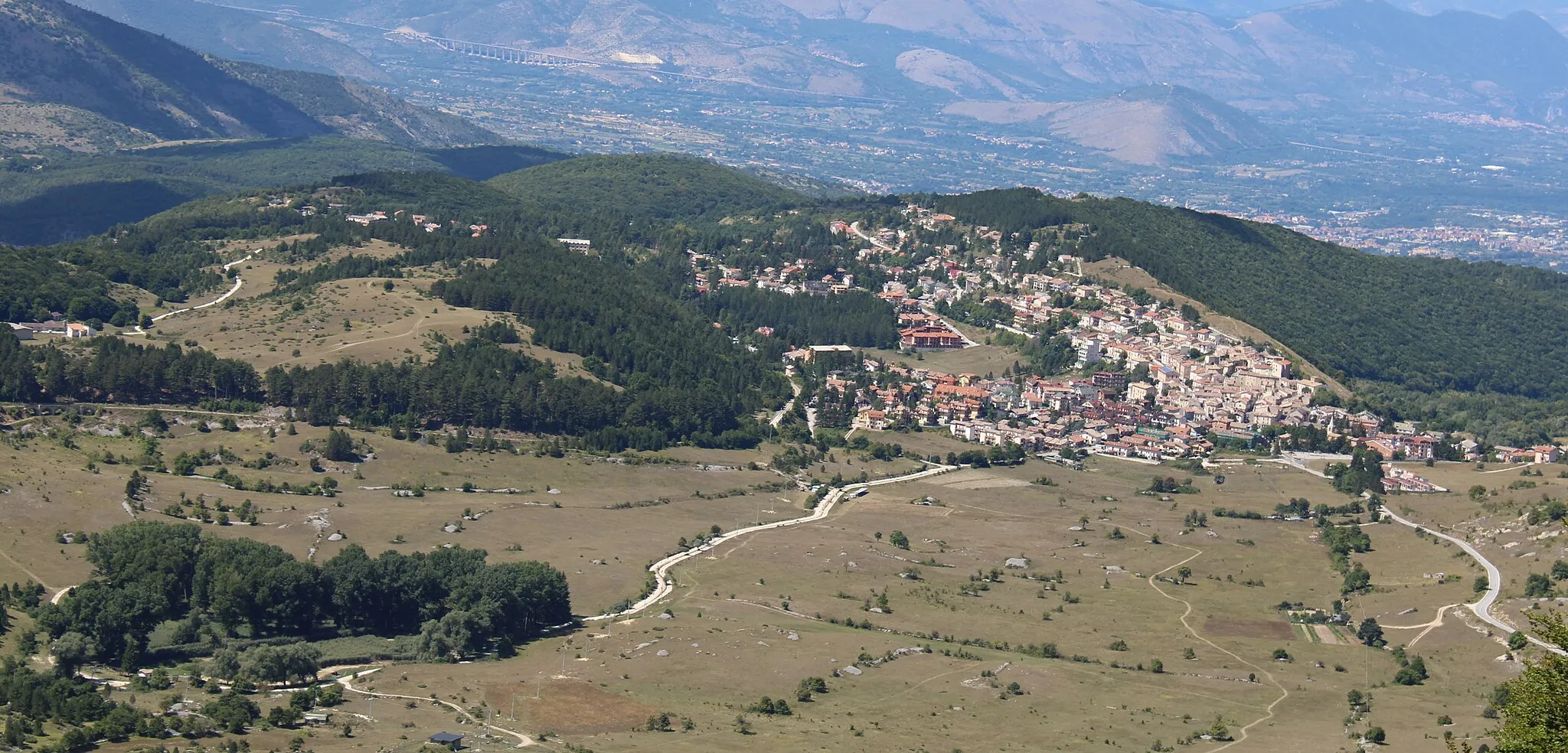 Photo showing: Fotografia aerea di Campo di Giove scattata dalla seggiovia "Le Piane – Guado di Coccia"