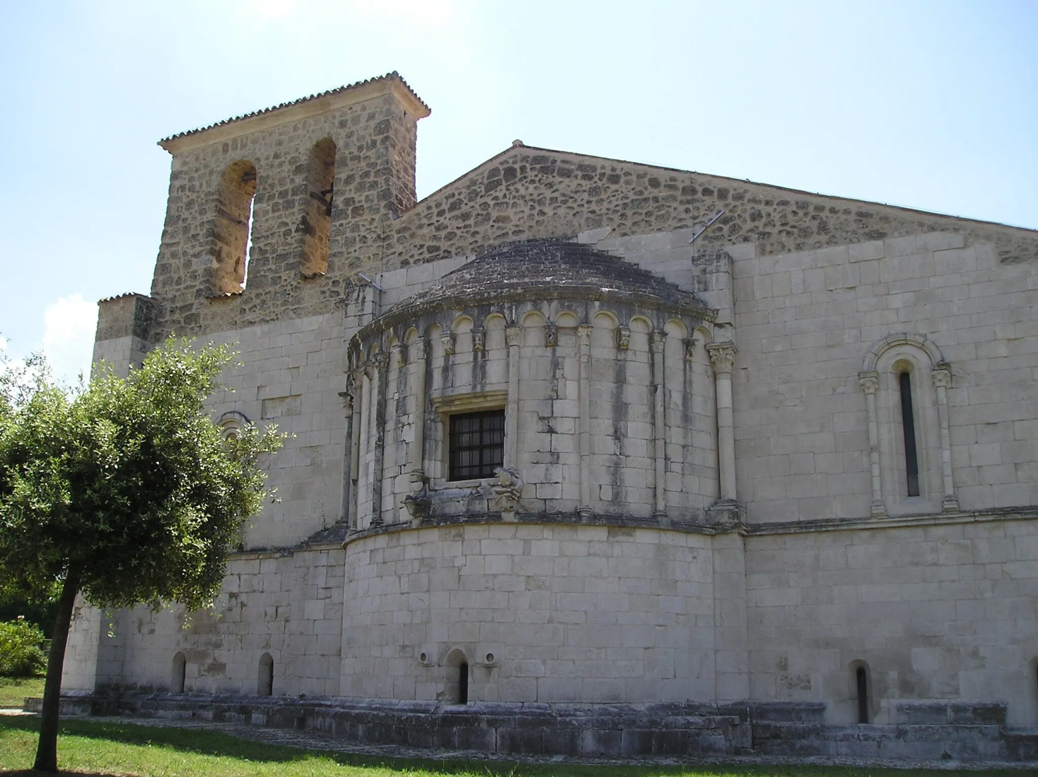 Photo showing: External view of the Abbey of San Clemente in Casauria, Italy.