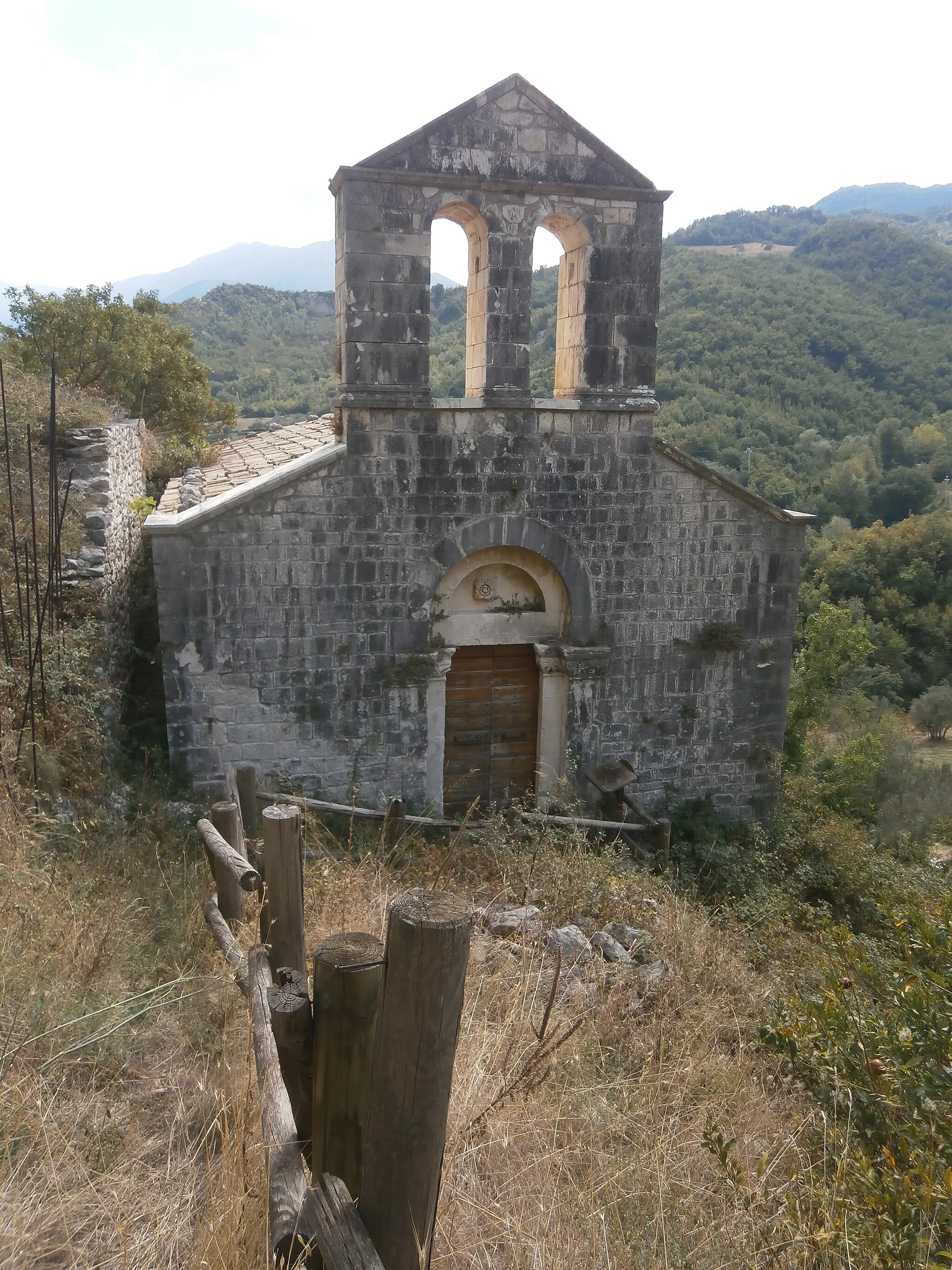 Photo showing: Scorci dell'antico paese abbandonato - Chiesa di San Nicola