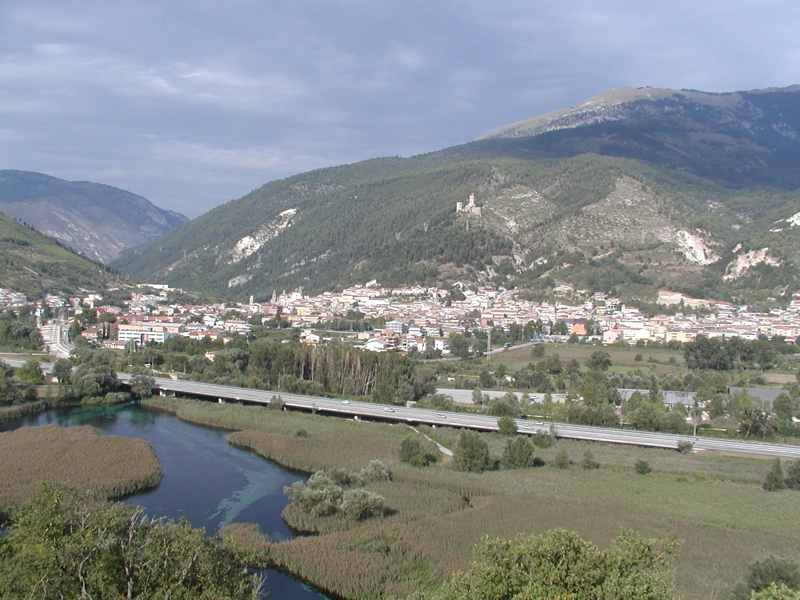 Photo showing: A view of a spring, with Popoli in the background