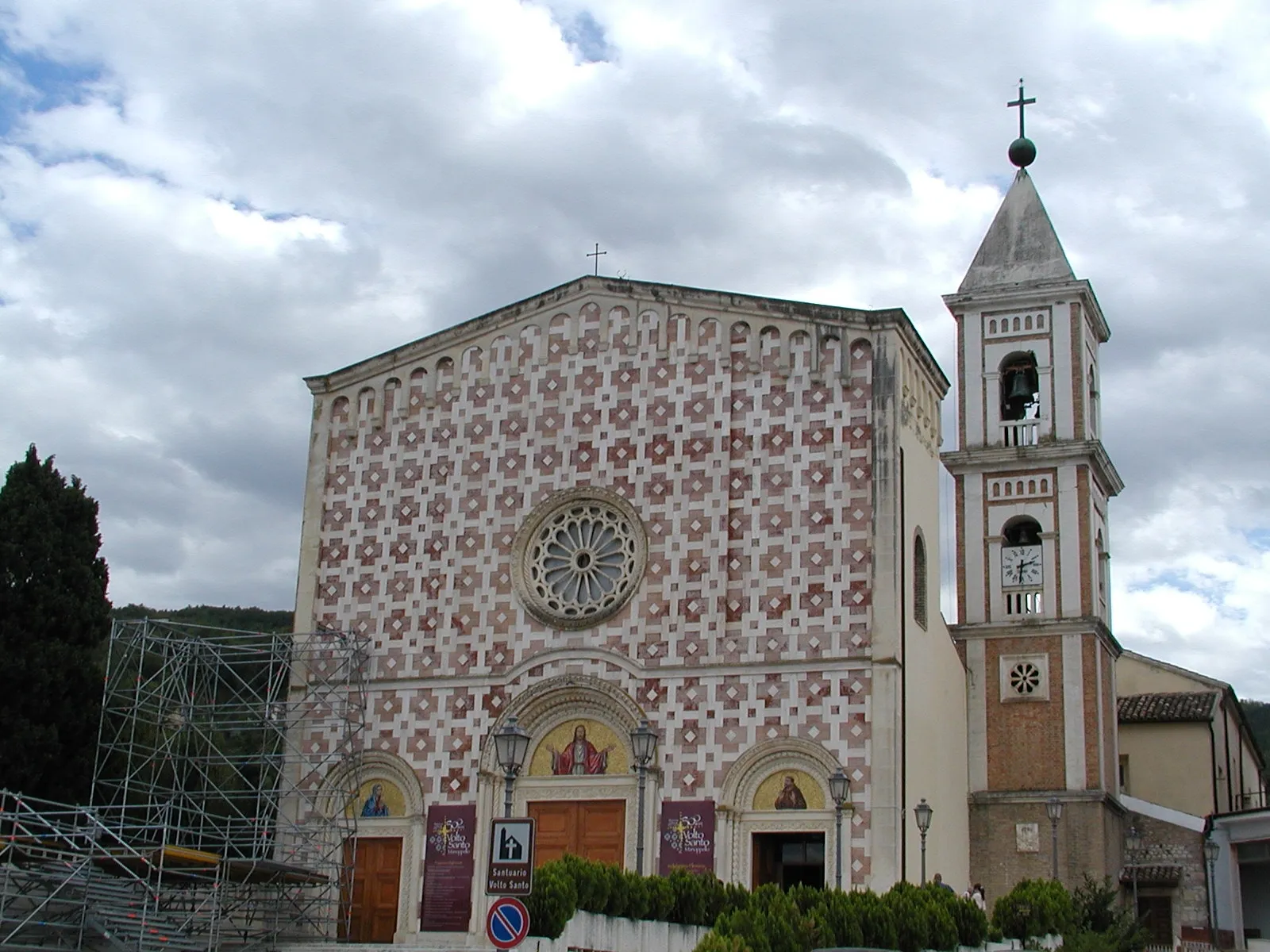Photo showing: Die Kirche in dem der Schleier gezeigt wird