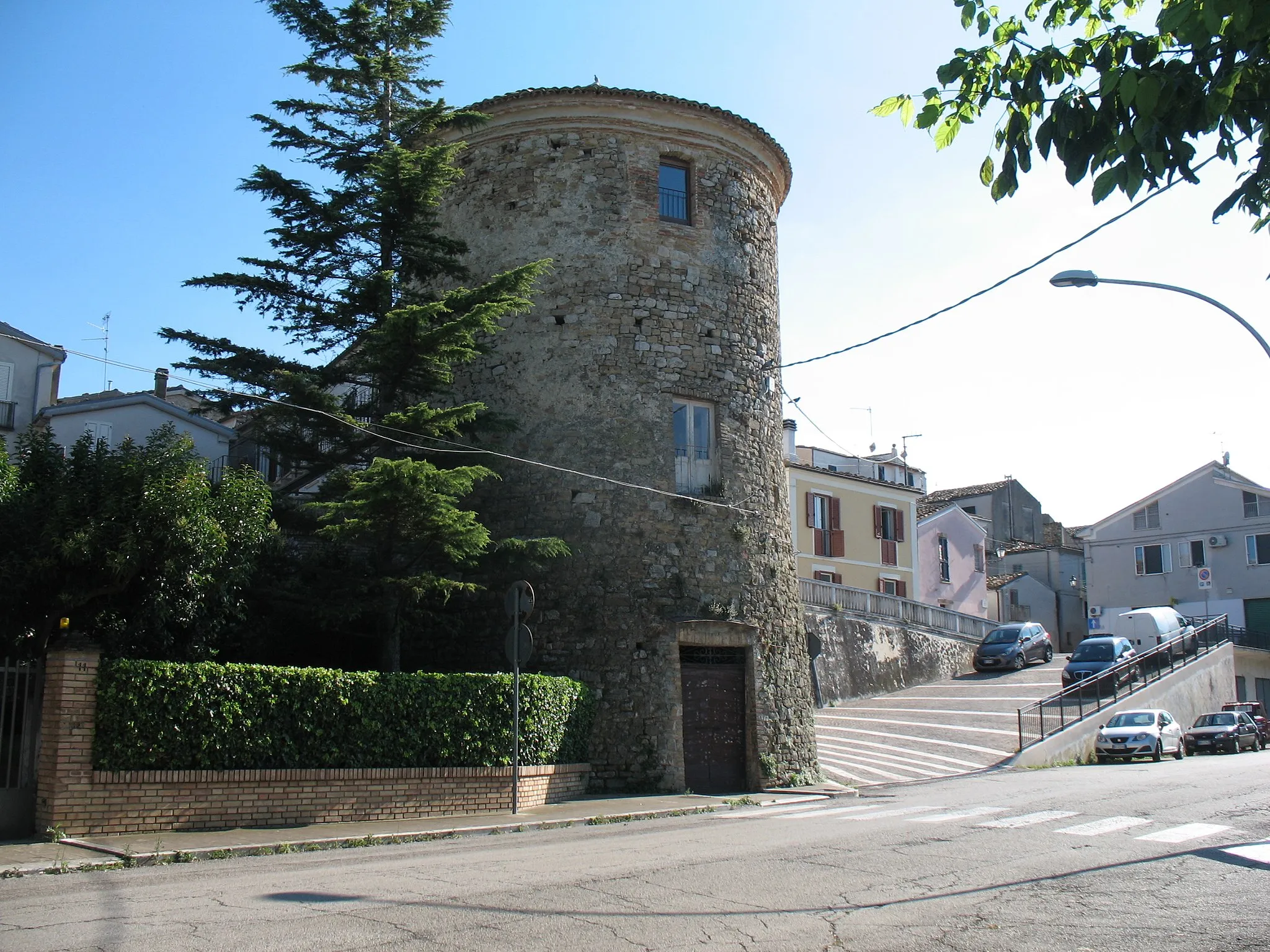 Photo showing: Una torre a pianta circolare nel paese di Alanno