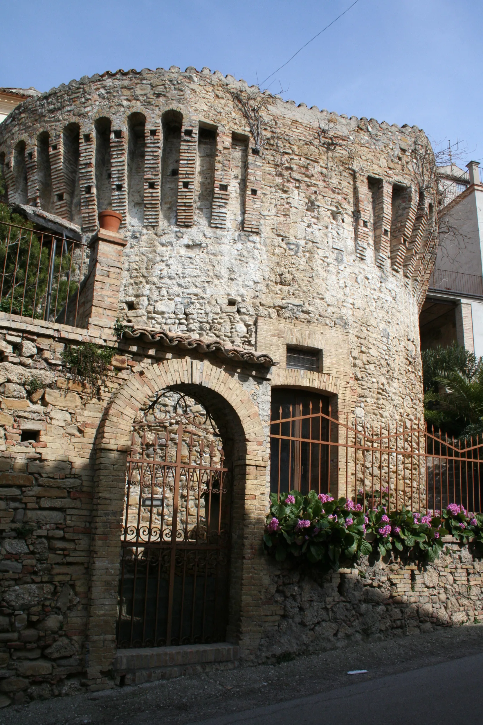 Photo showing: Torrione di Canzano, costruzione fortificata a pianta circolare, del XV secolo, che si eleva all’interno dell’incasato del paese.