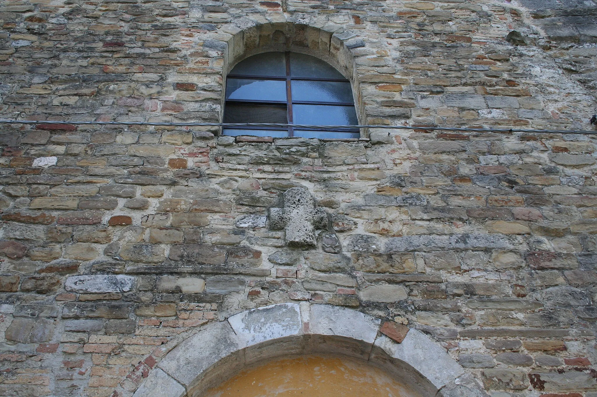 Photo showing: Chiesa di San Salvatore di Canzano, croce di pietra immurata sulla facciata dell'edificio religioso appartenente al complesso abbaziale omonimo nel paese di Canzano in provincia di Teramo, Abruzzo, Italia.
