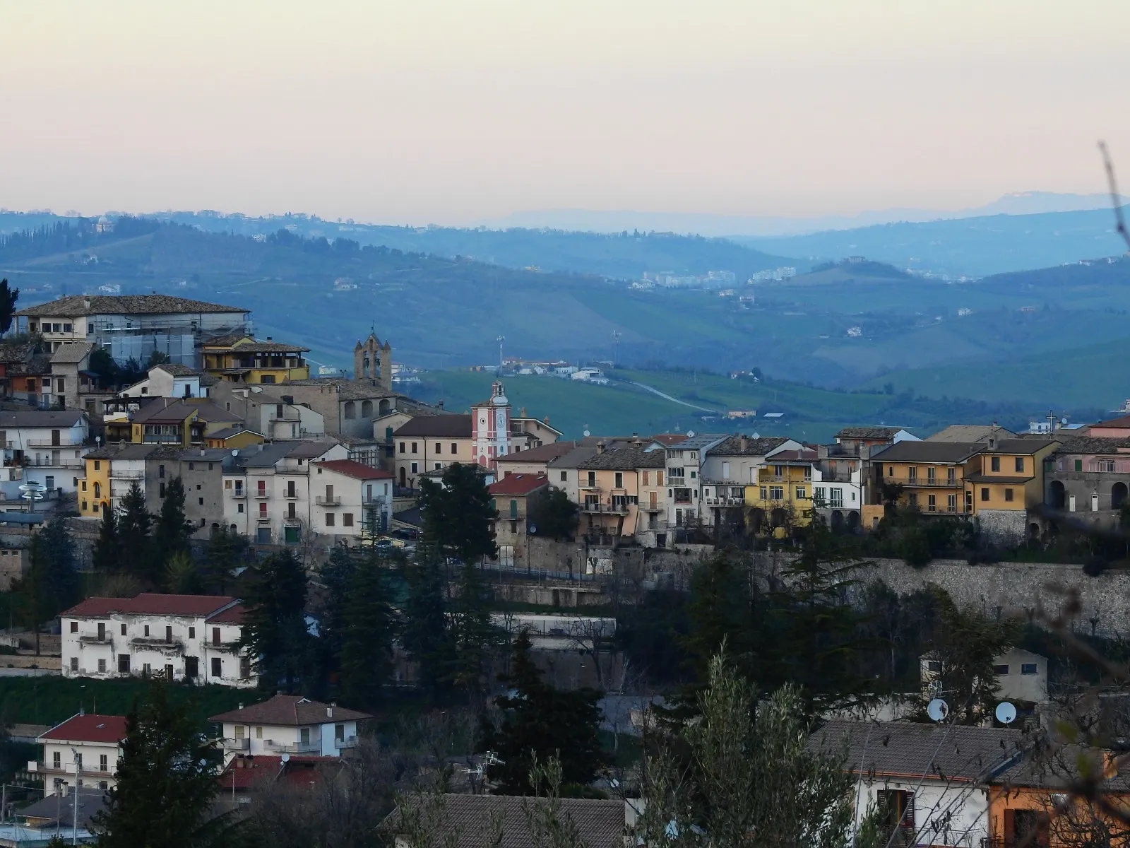Photo showing: Panorama del borgo di Basciano con un buon tempo