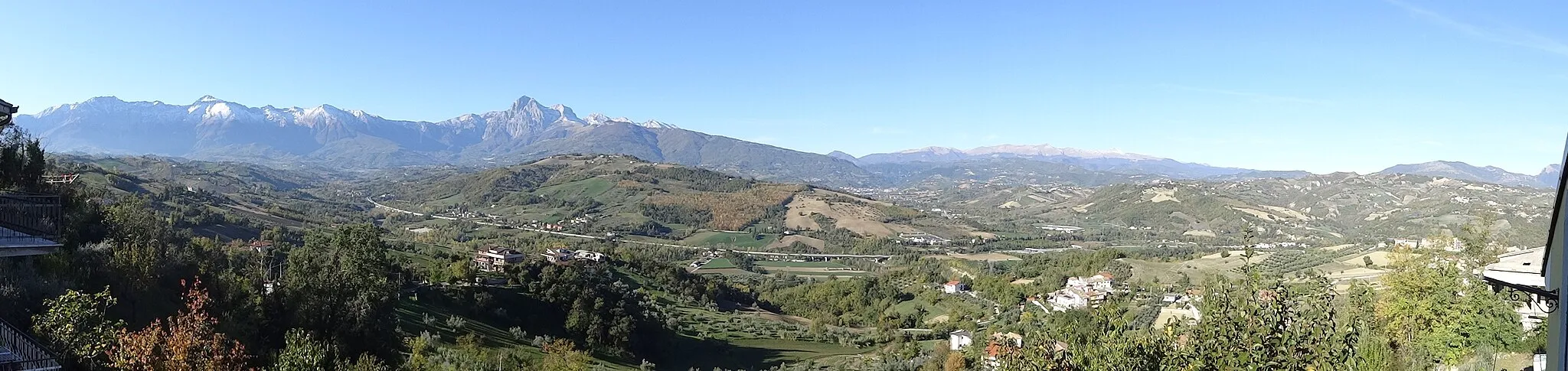 Photo showing: Veduta della catena montuosa del Gran Sasso e Monti Della Laga