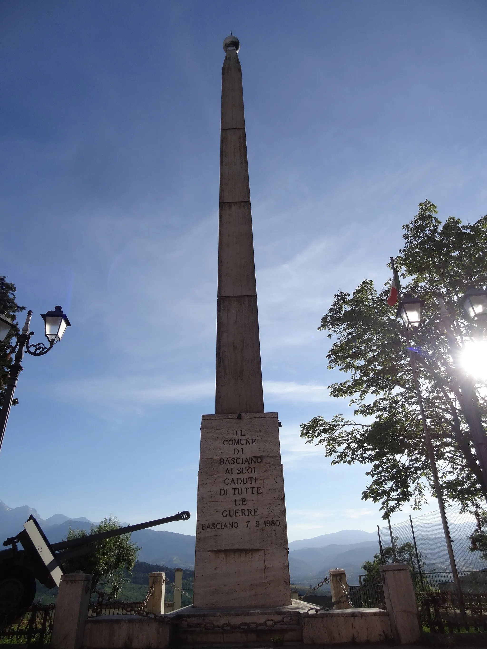 Photo showing: Monumento ai caduti di tutte le guerre
