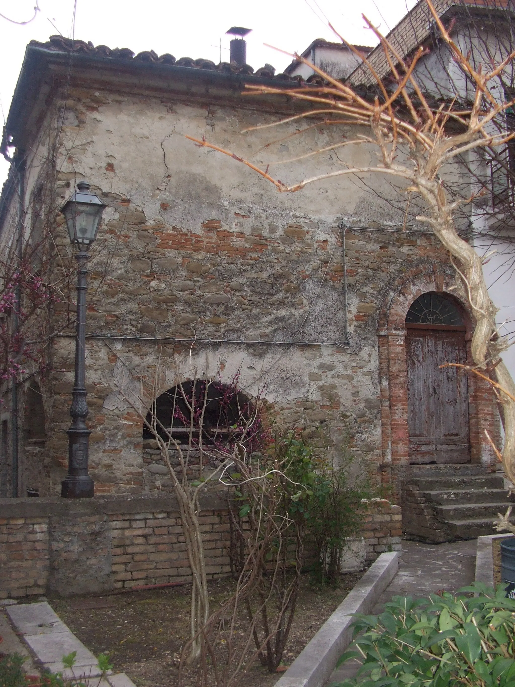 Photo showing: Case presso l'antica chiesa di Sant'Emidio