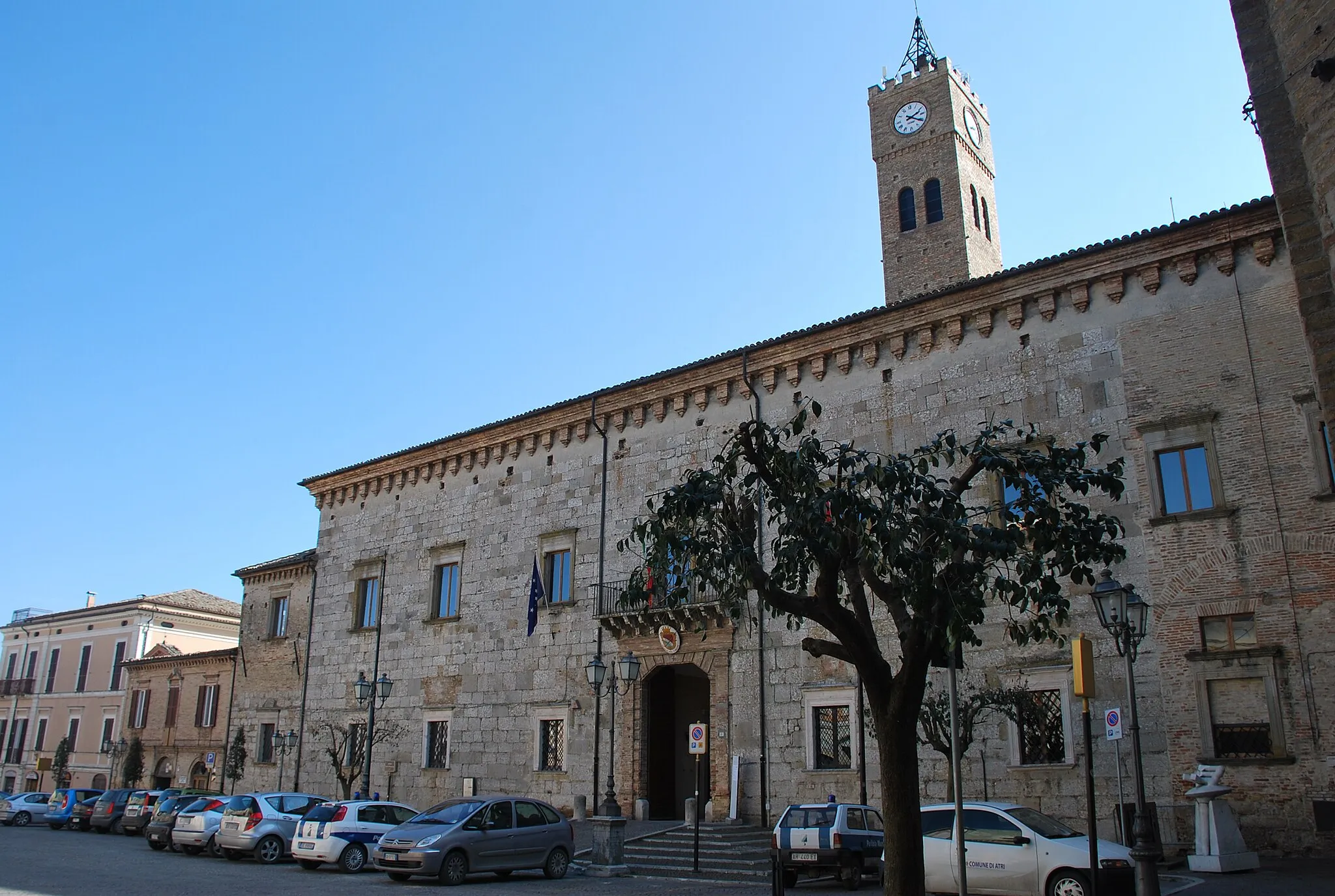 Photo showing: Atri (PE) Il palazzo comunale
