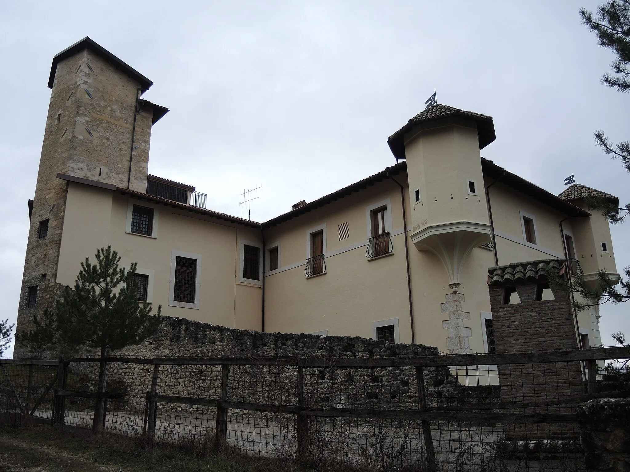 Photo showing: Pizzoli (AQ): Castello Dragonetti de Torres