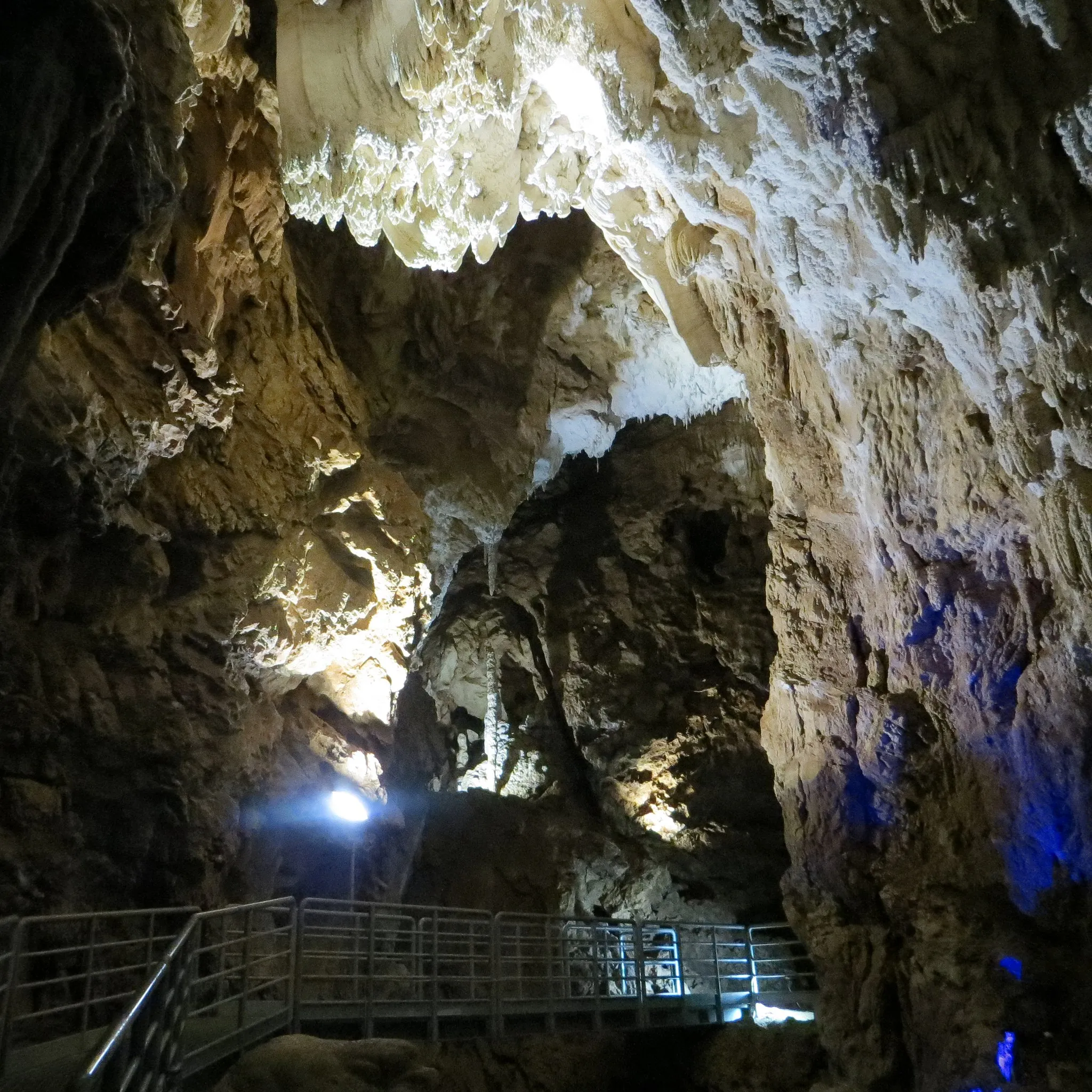 Photo showing: interno grotte tratto  di passerella accessibile a disabili