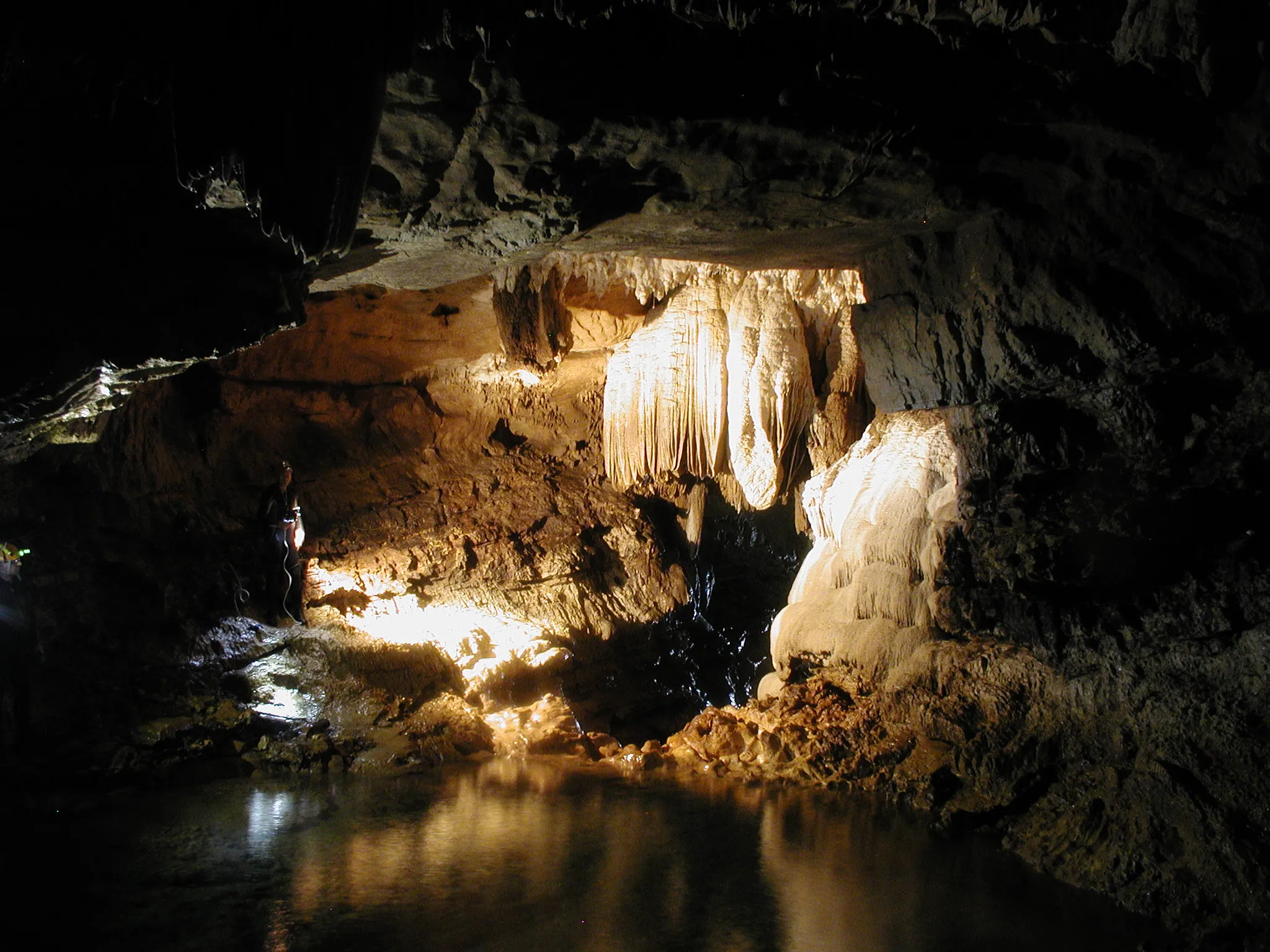 Photo showing: interno grotte tratto  visita speleoturistica