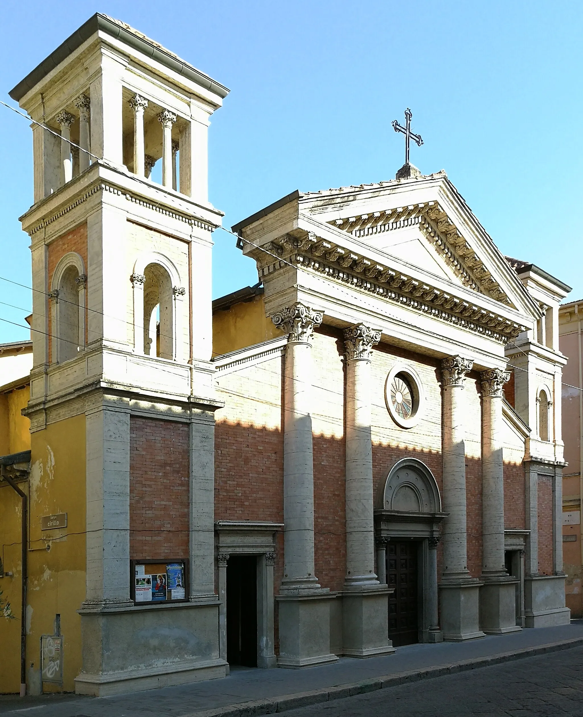 Photo showing: Scorcio della facciata della chiesa di San Bartolomeo in stile neoclassico con coppia di finti campanili laterali