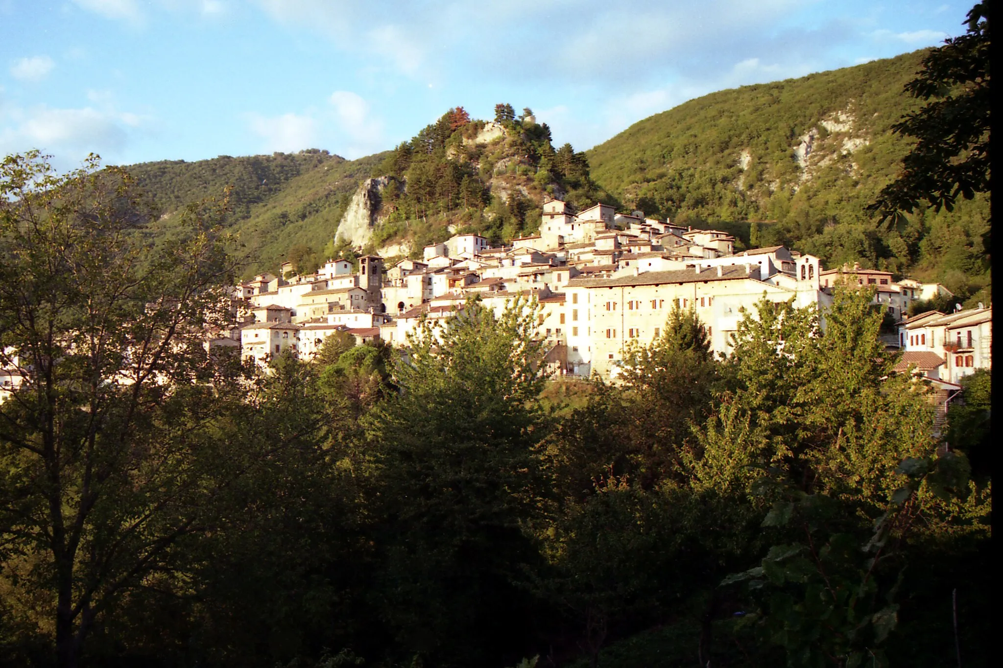 Photo showing: Vista d'insieme dell'abitato di Petrella Salto, con la rocca dei Cenci e Palazzo Maoli