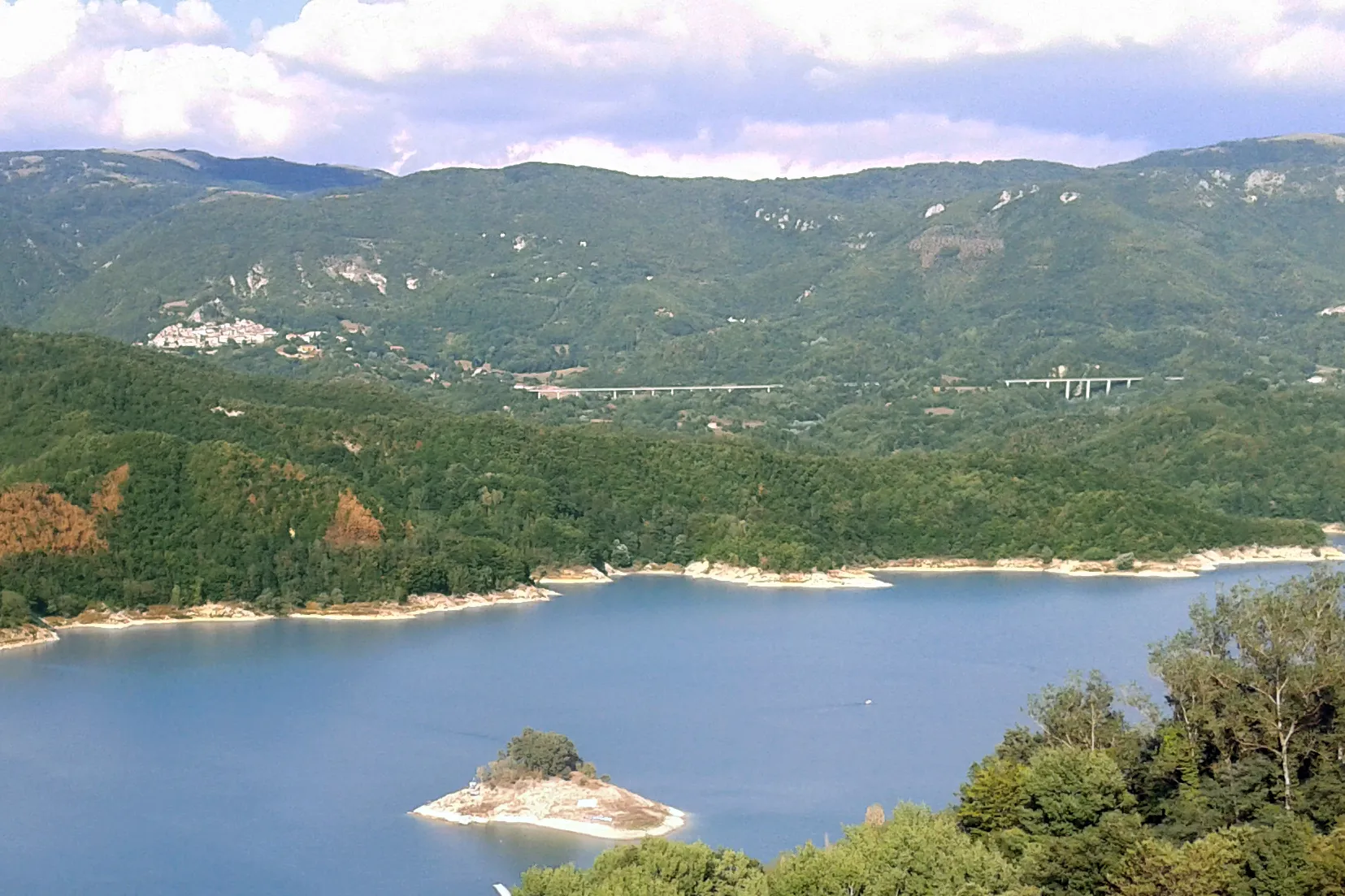 Photo showing: La strada regionale 578 Salto-Cicolana o superstrada Rieti-Torano fotografata da Rocca Vittiana, frazione di Varco Sabino (provincia di Rieti) con in primo piano il Lago del Salto e a sinistra il paese di Petrella Salto