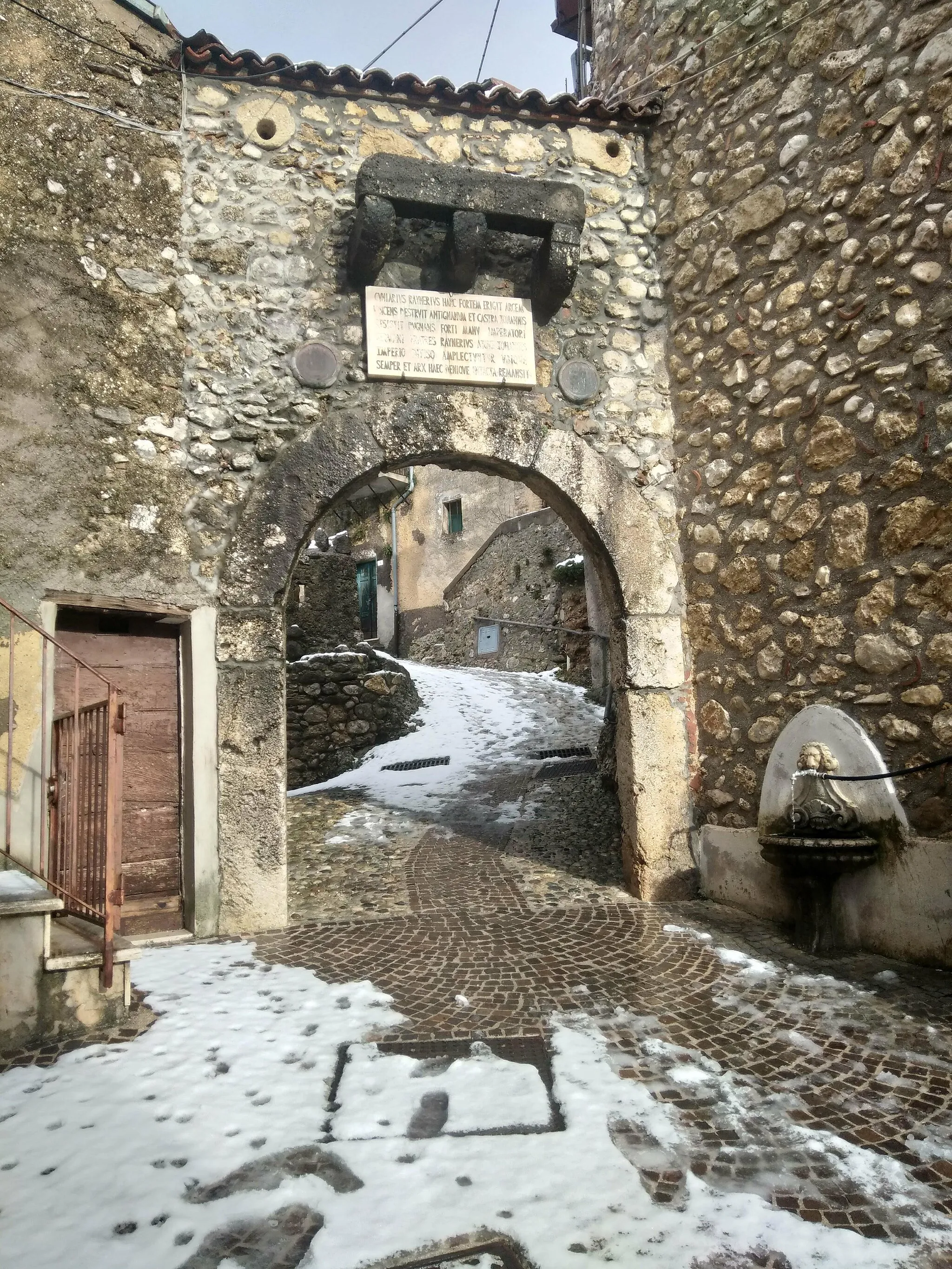 Photo showing: La porta di Roccaranieri con la copia della lapide dagli atti del notaio Giovanni Cesidio