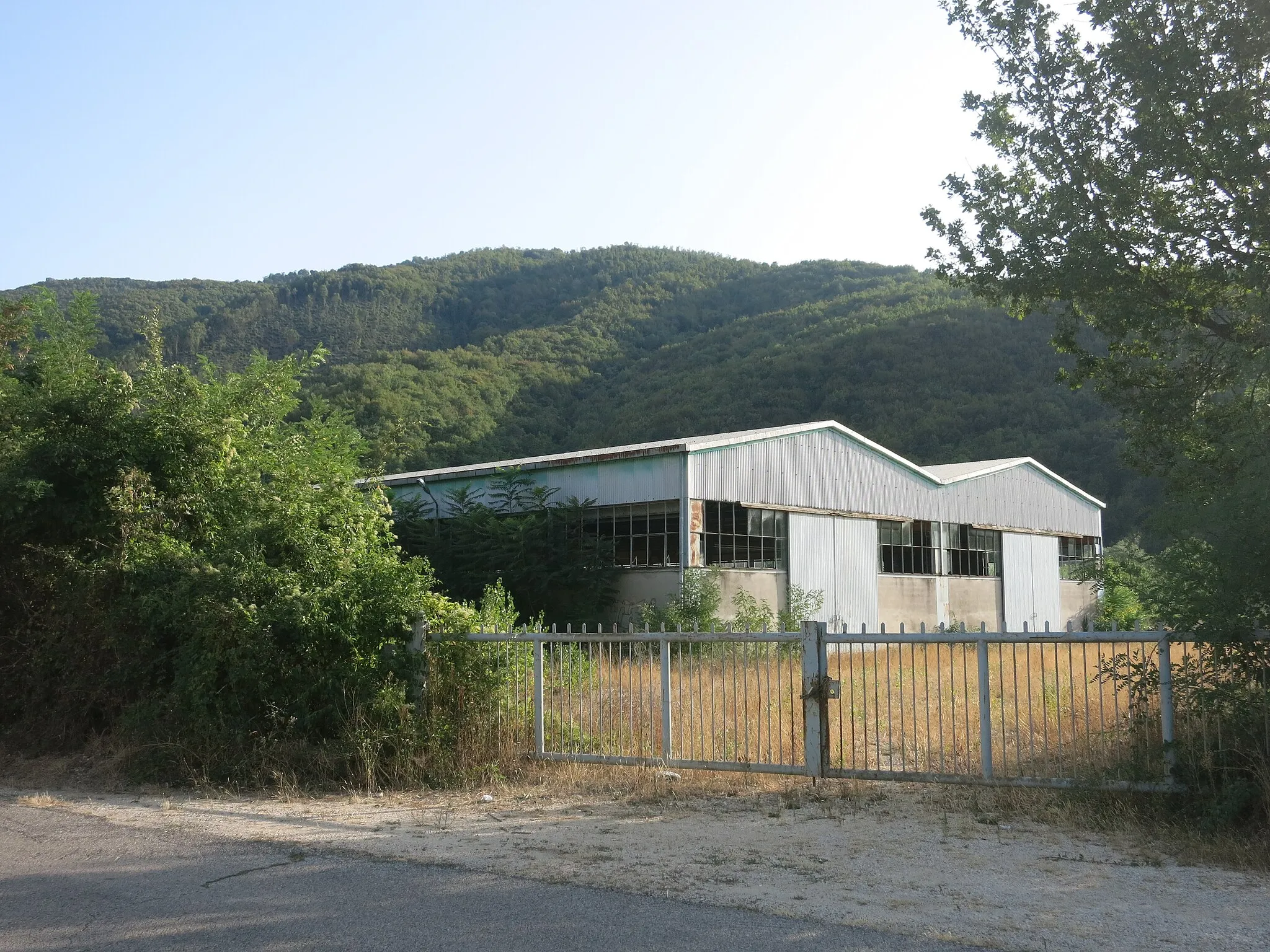 Photo showing: Abandoned industrial plant located near the Cittaducale train station (province of Rieti, Lazio, Italy), on the Terni-Rieti-L'Aquila-Sulmona line.