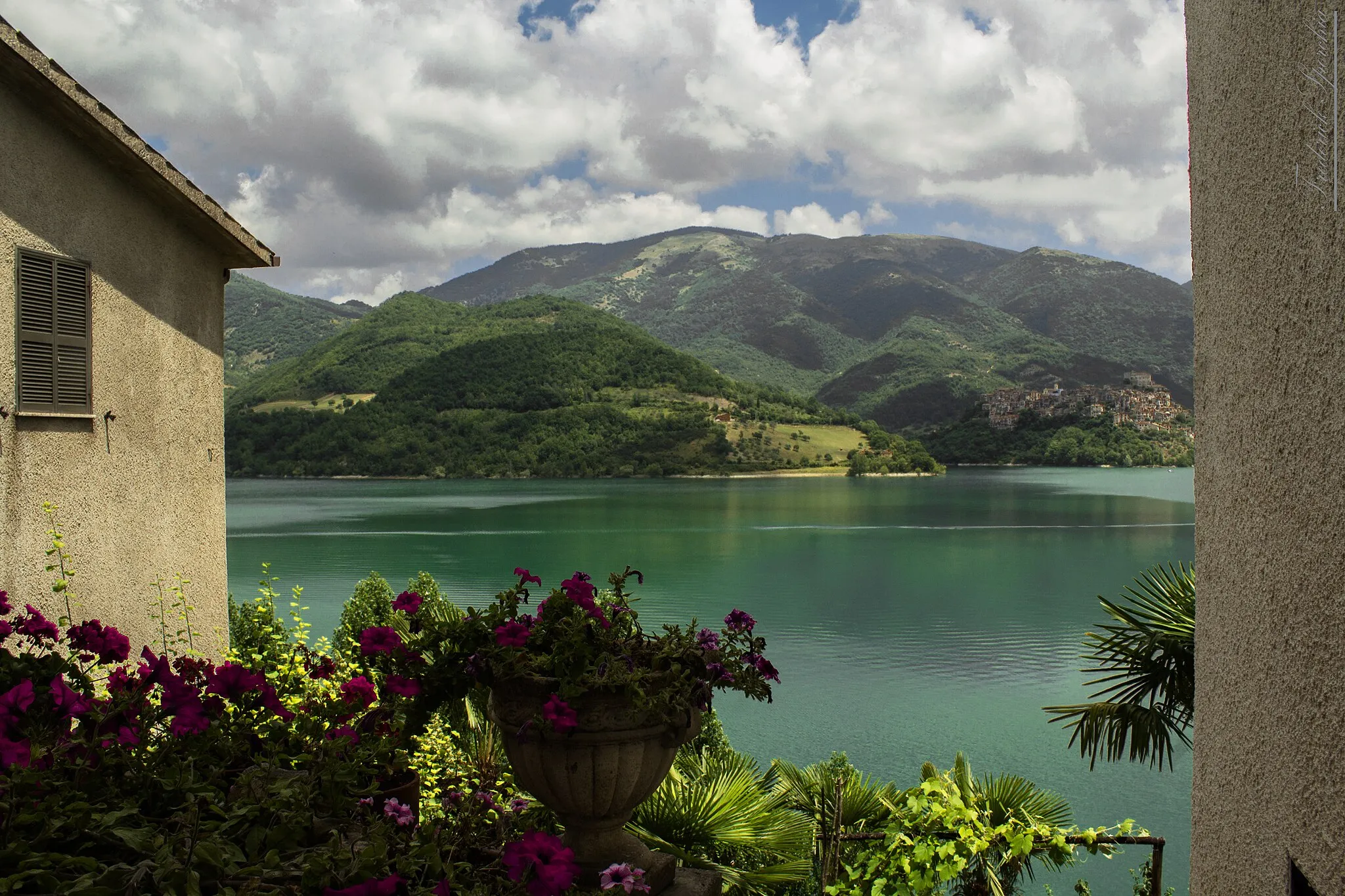 Photo showing: AFFACCIO AL LAGO DEL TURANO DAL BORGO.