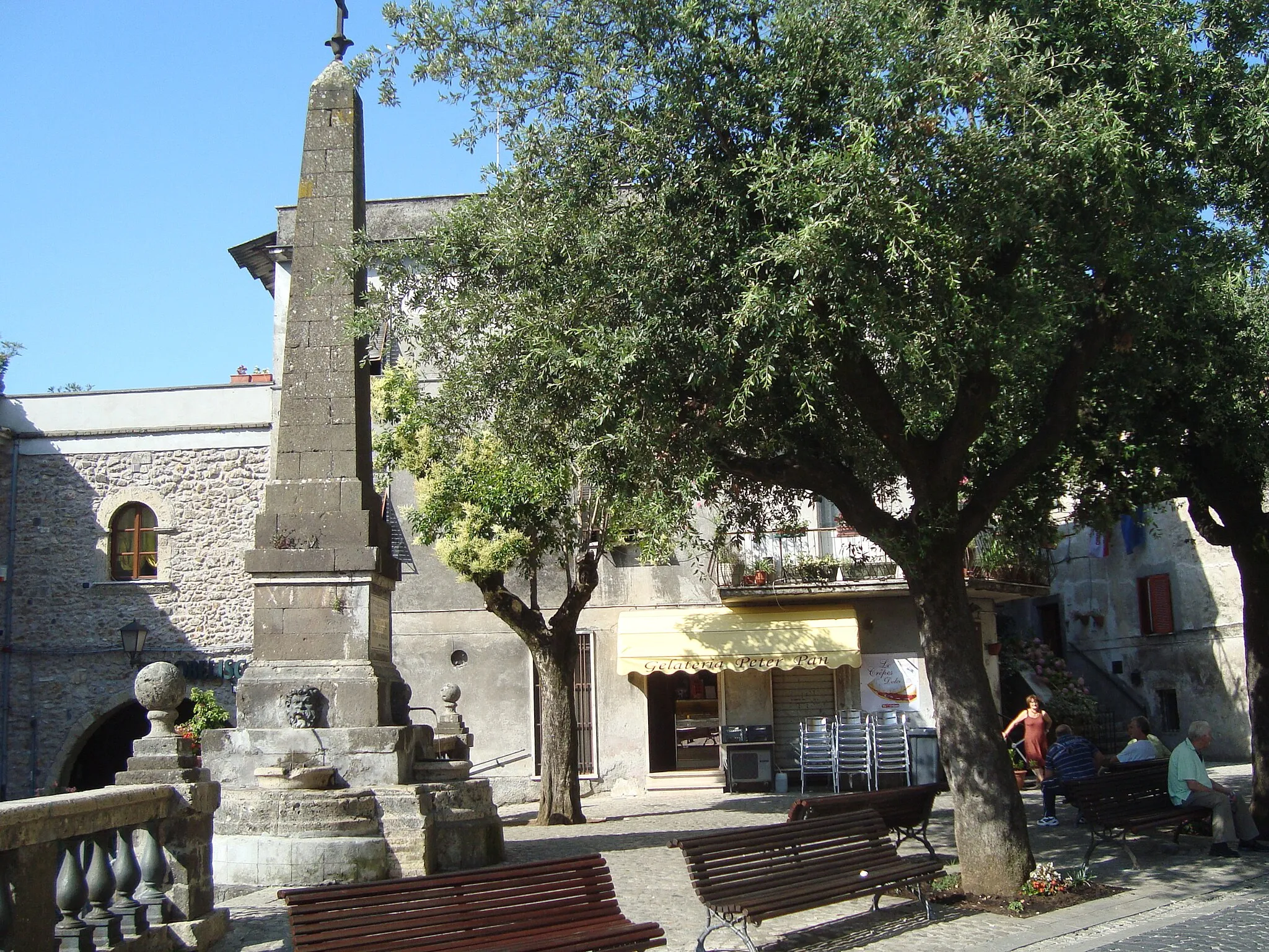 Photo showing: Piazza with an obelisk in Vicovaro