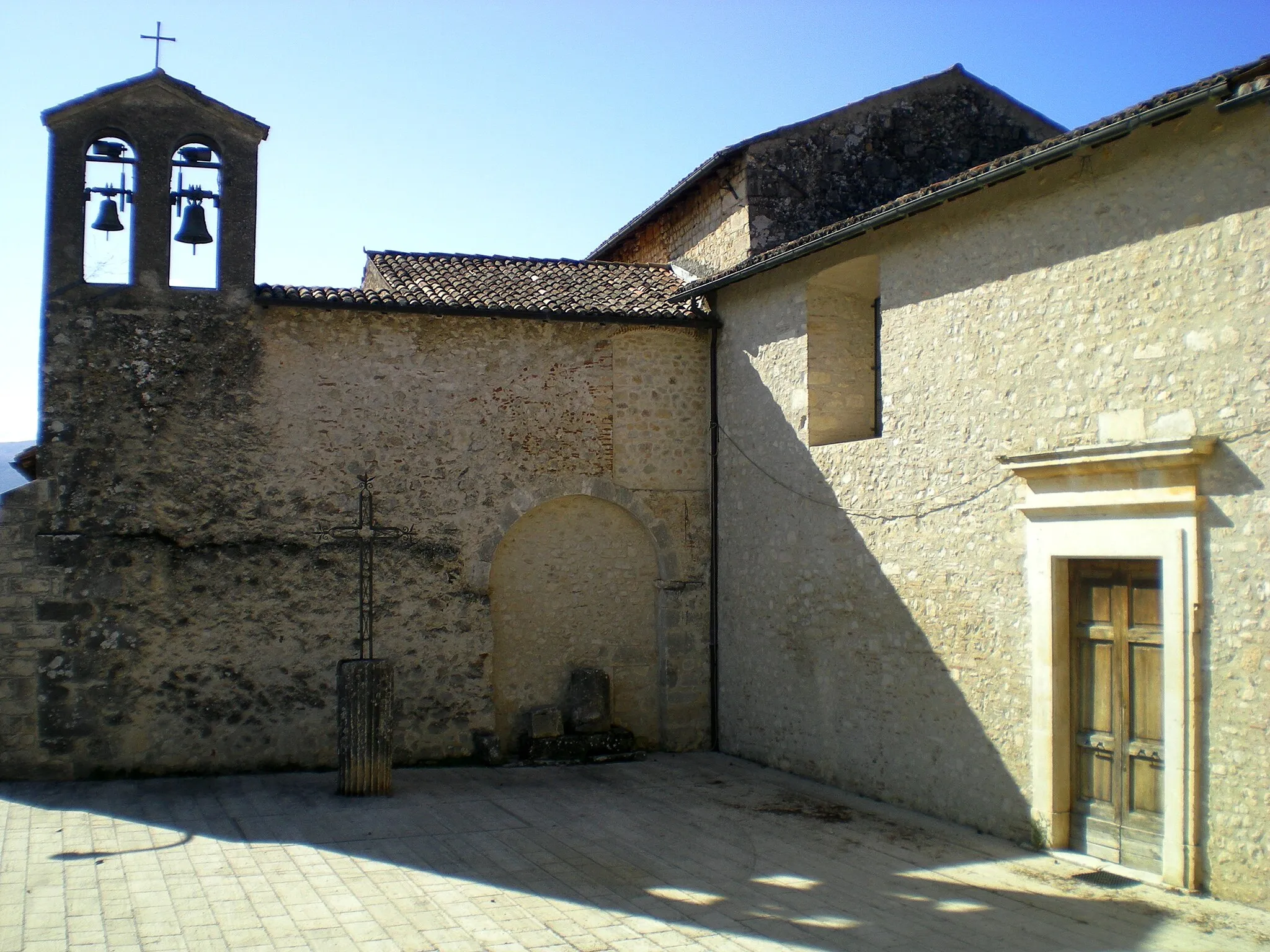 Photo showing: Chiesa di San Michele Arcangelo a San Vittorino (L'Aquila): ingresso principale