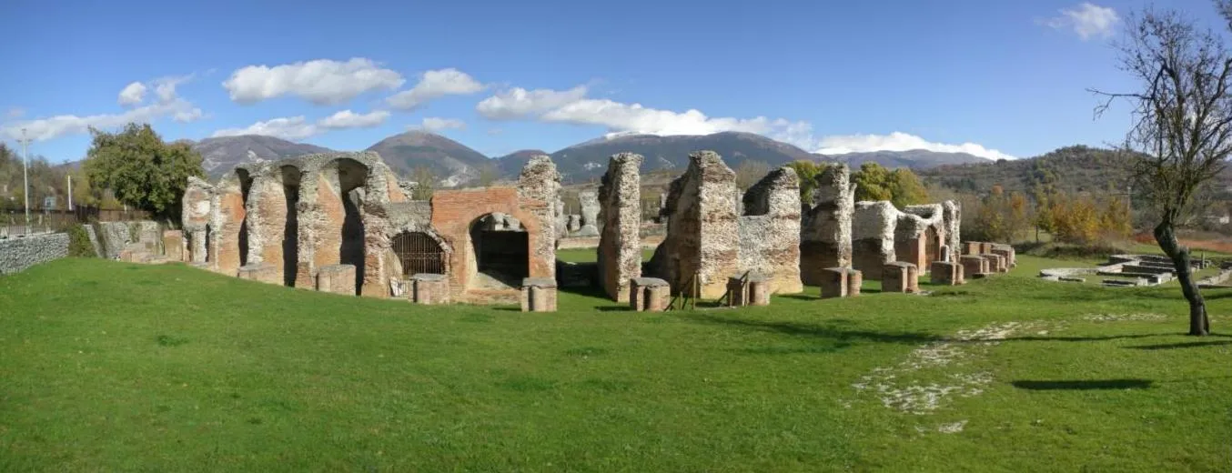 Photo showing: The amphitheatre of the ancient city of Amiternum, near L'Aquila