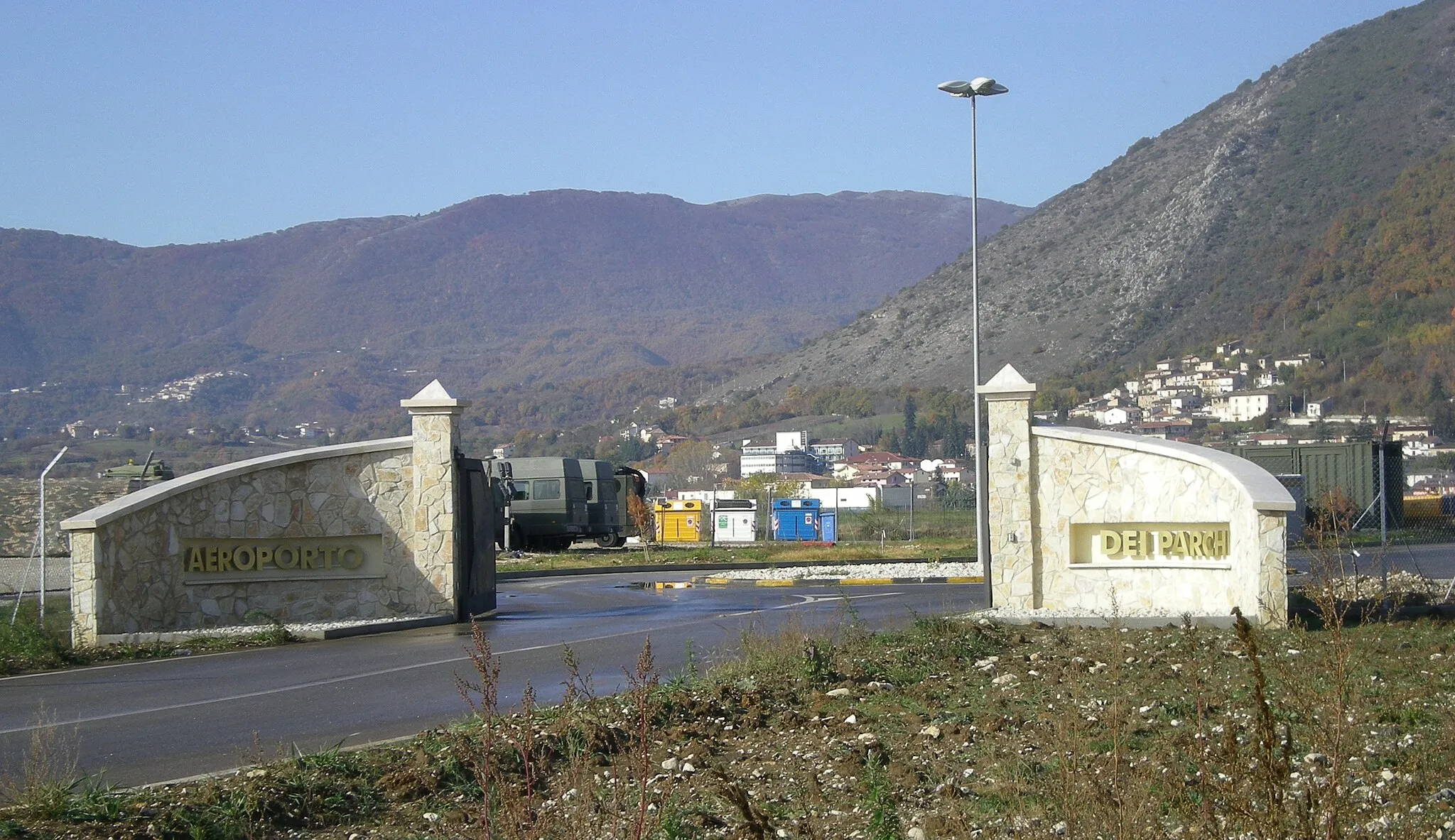 Photo showing: Entrata principale dell'Aeroporto dell'Aquila, meglio conosciuto come Aeroporto dei Parchi, sito in località Preturo